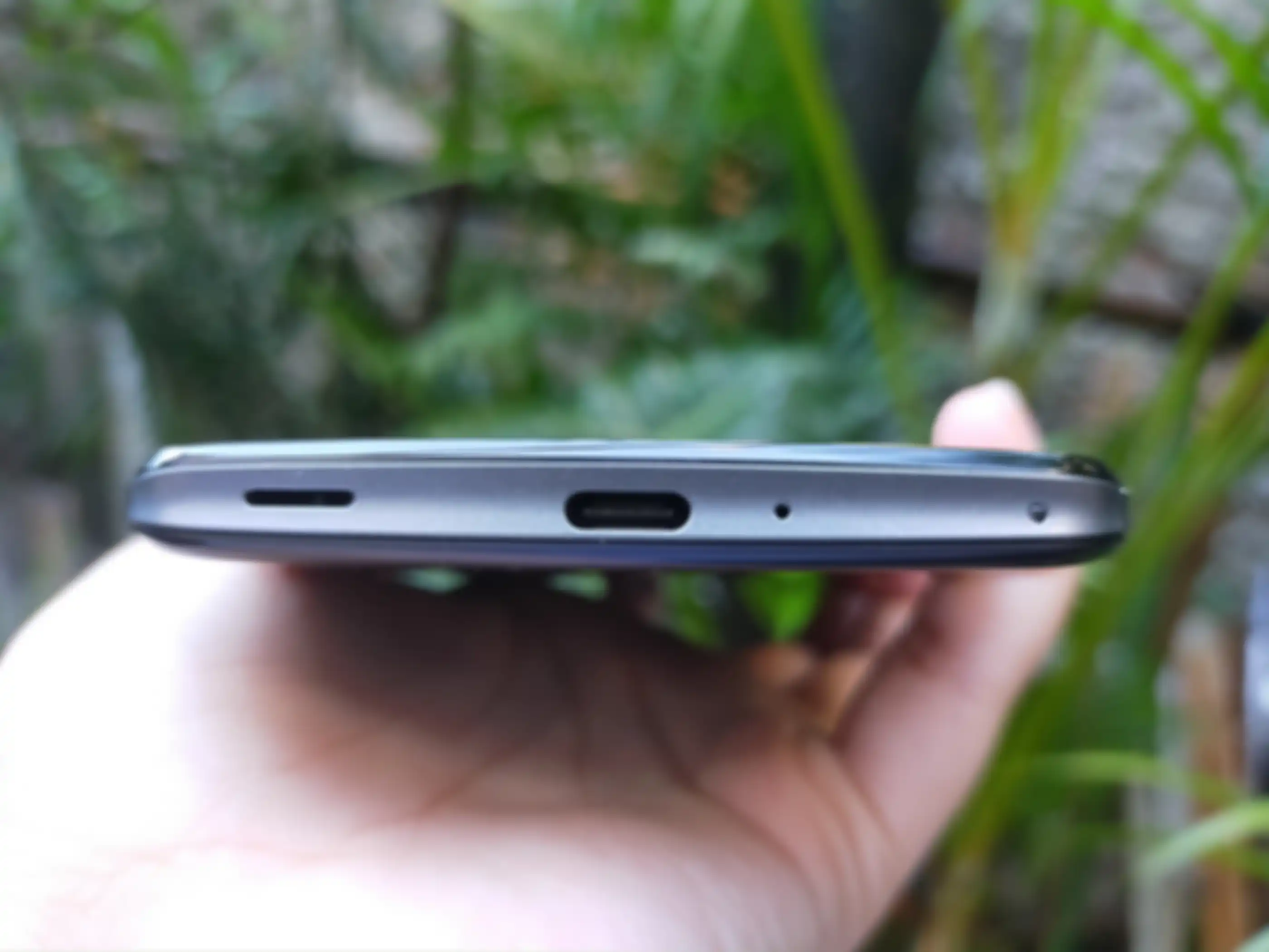 Bagian bawah Sharp Aquos Zero2
