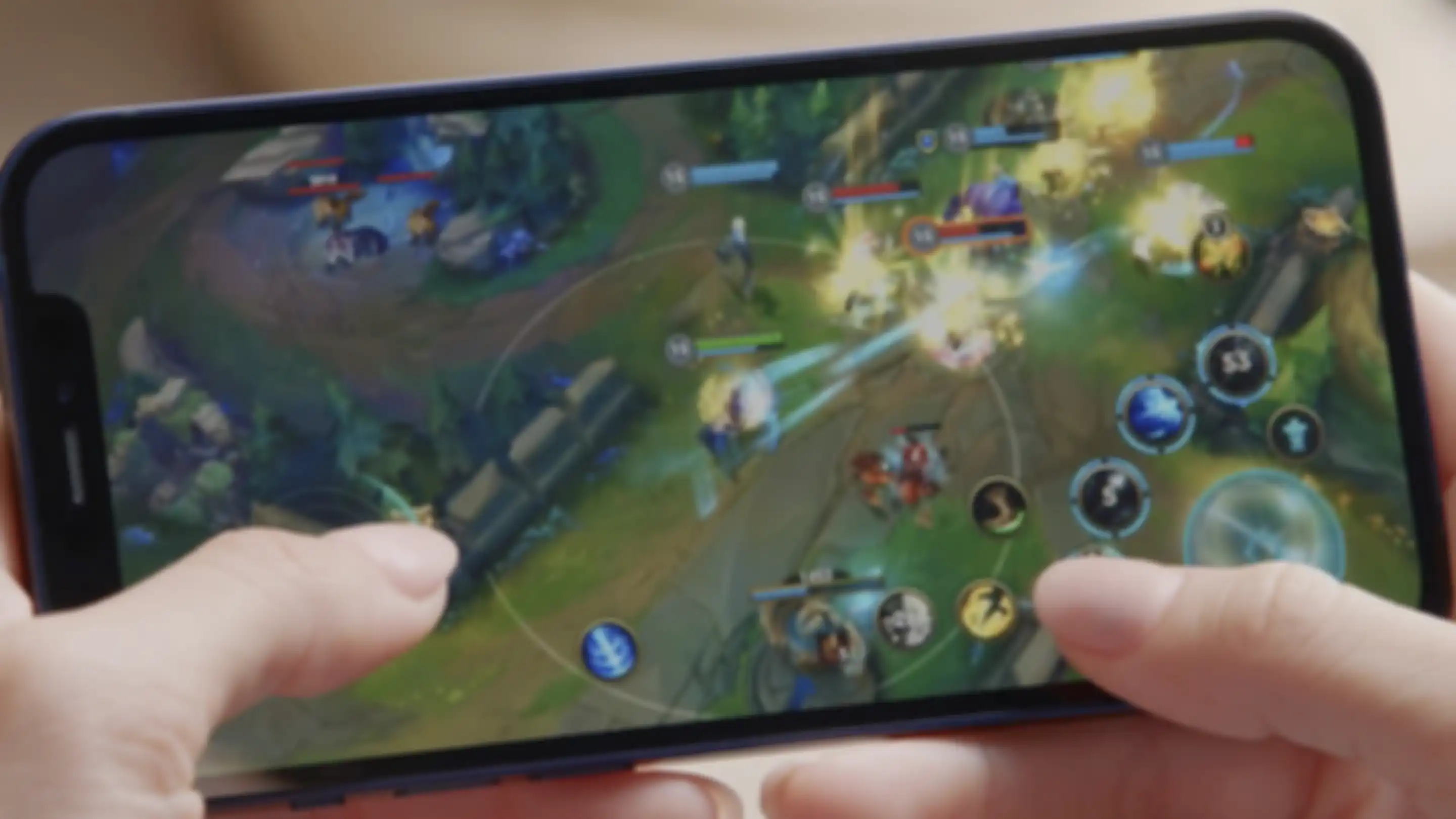 Ilustrasi main game LOL: WIld Rift di iPhone