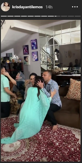 Aurel Hermansyah sungkem dengan Raul Lemos.  