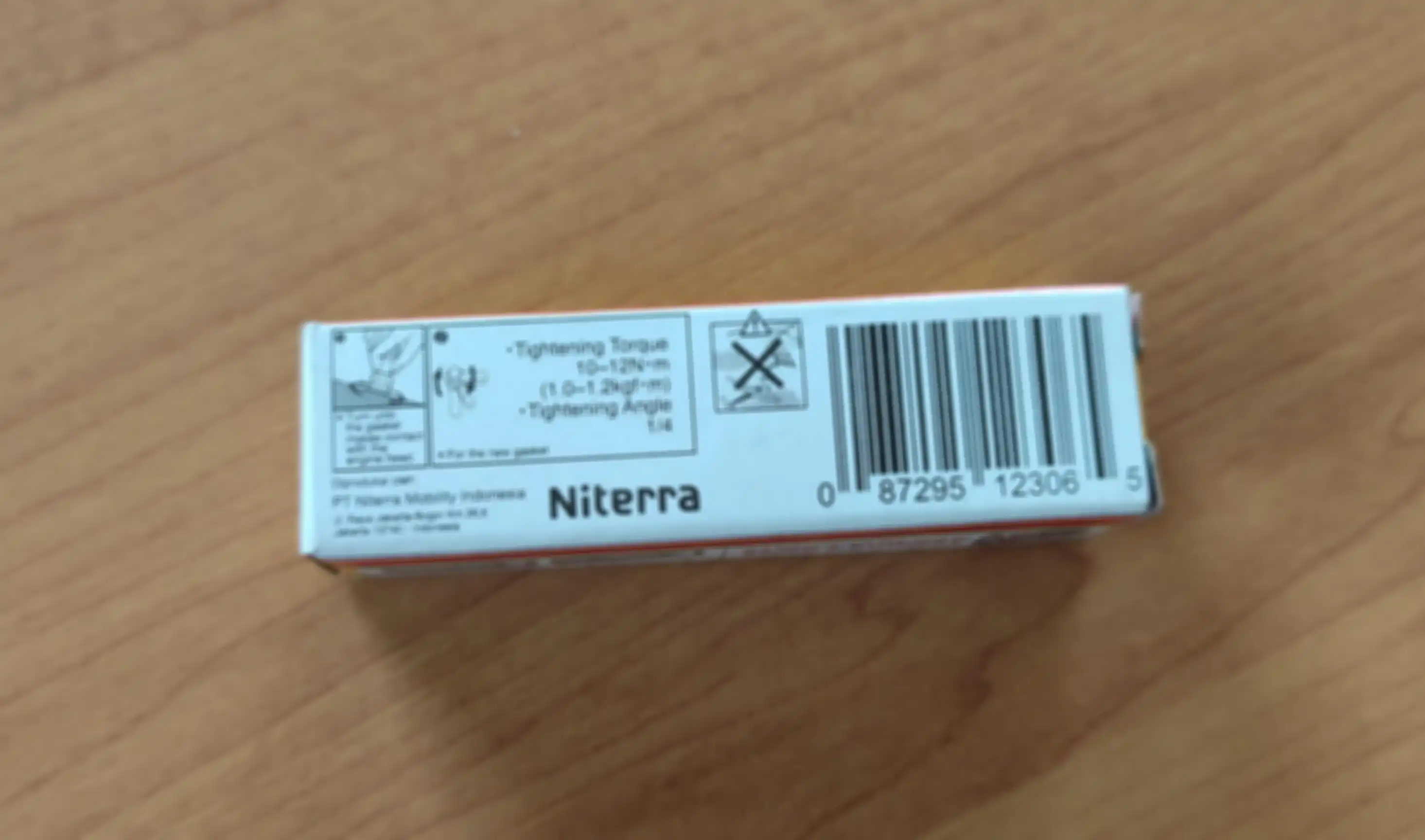 Di kemasan baru busi motor NGK sudah ada logo Niterra dan kode barcode.