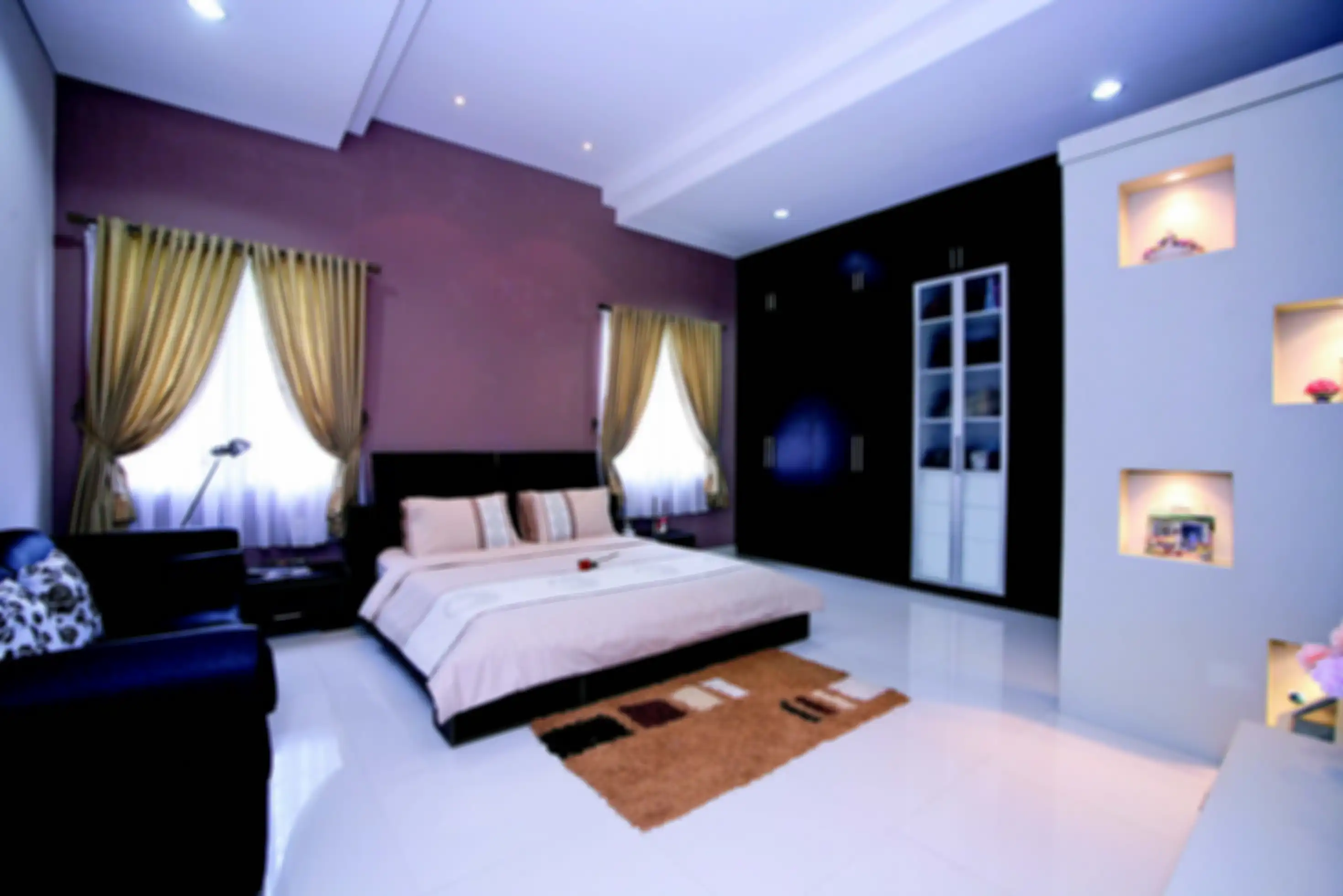 Seakan menyatu dnegan dinding, built-in closet hemat tempat.