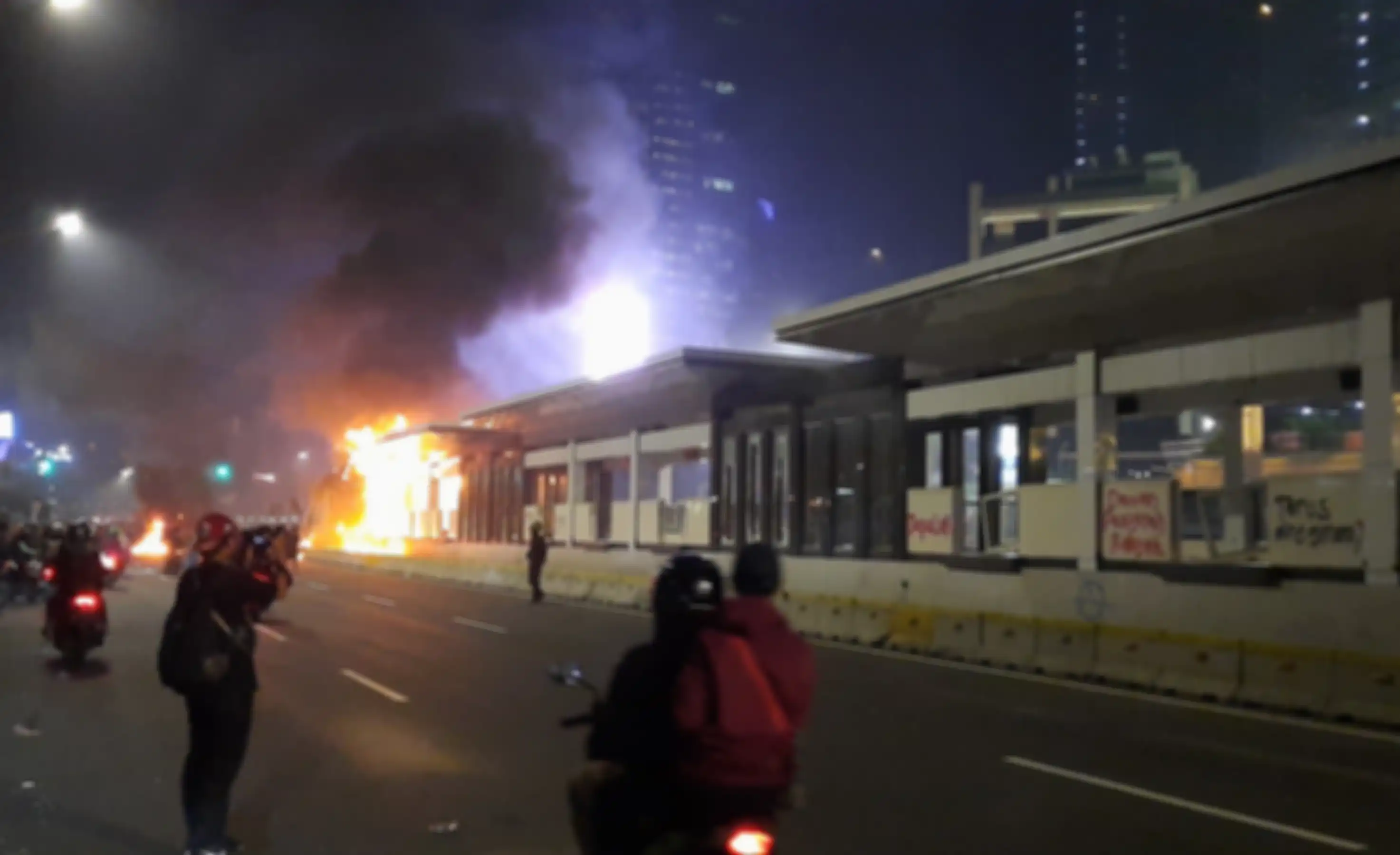 Situasi Halte Tosari dibakar massa Aksi Tolak UU Cipta Kerja di Jalan Jendral Sudirman, Jakarta Pusat, Kamis (8/10/2020) malam. (Warta Kota/Angga Bhagya Nugraha)