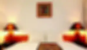 Ilustrasi lampu samping di kamar tidur.