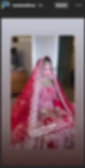 Tania dalam balutan dress pengantin khas India