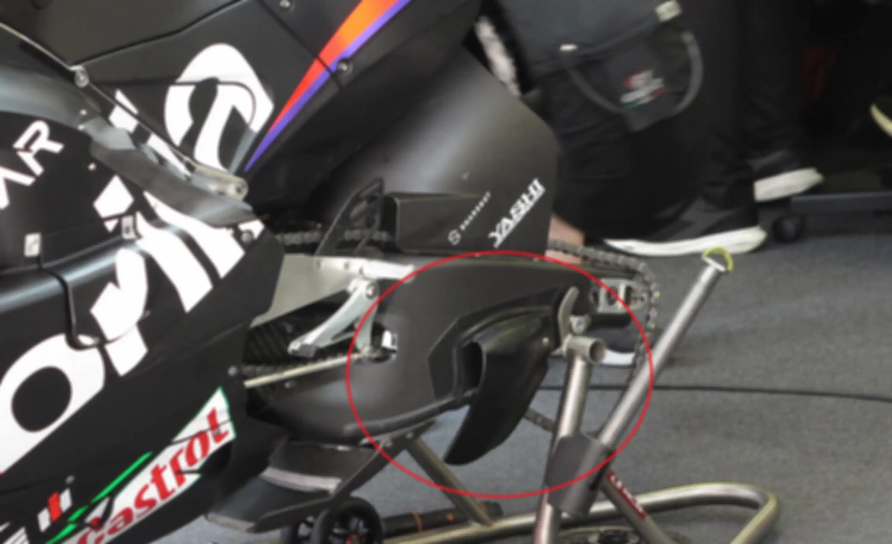 Lokasi aerofairing dan air scoop pada swing arm Aprilia RS-GP. 