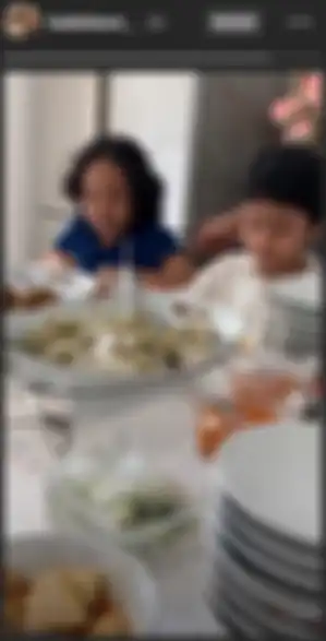 Fadel dan anaknya makan bersama