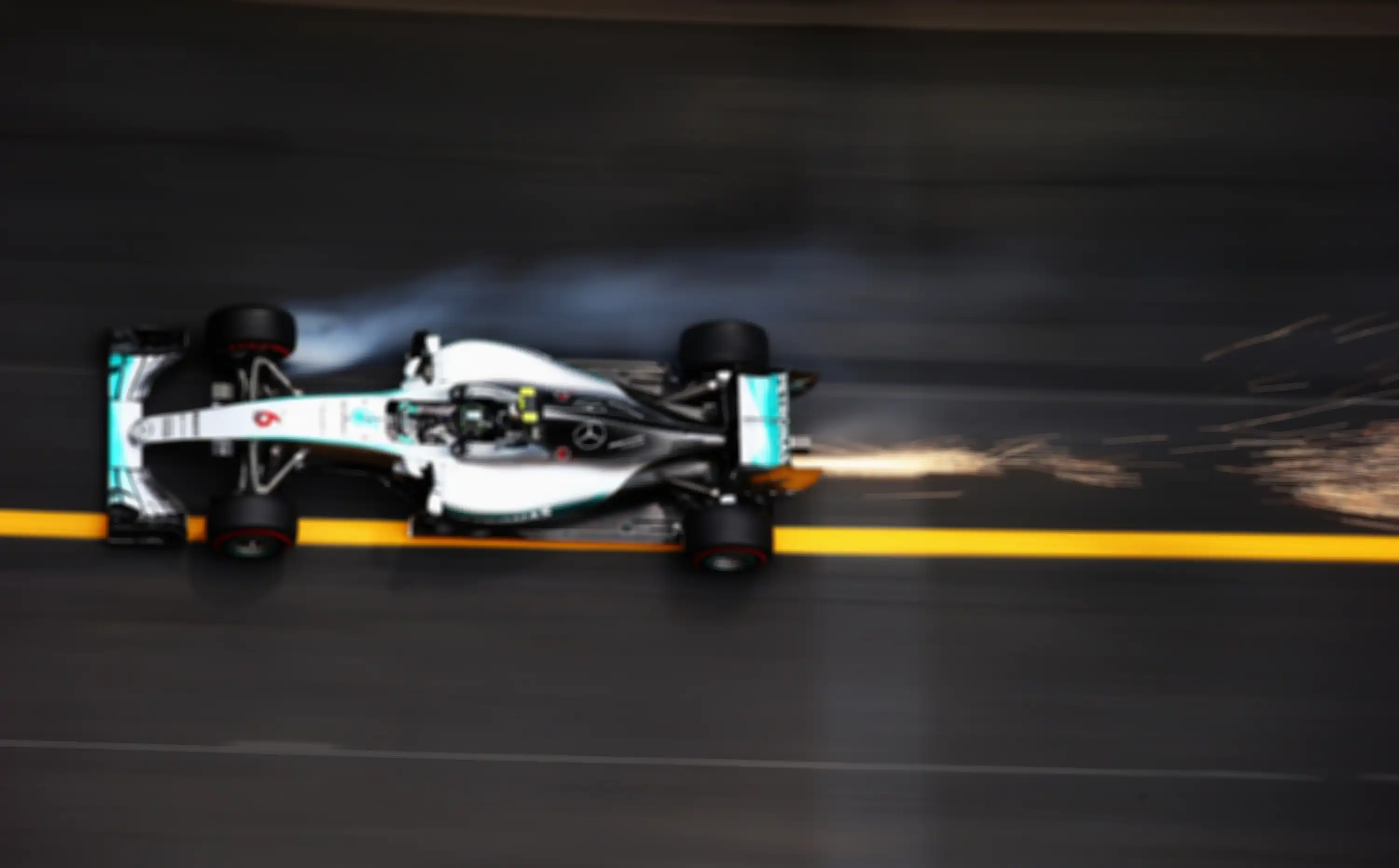 Daya dorong yang besar, membuat mobil F1 butuh tenaga yang besar untuk mengerem