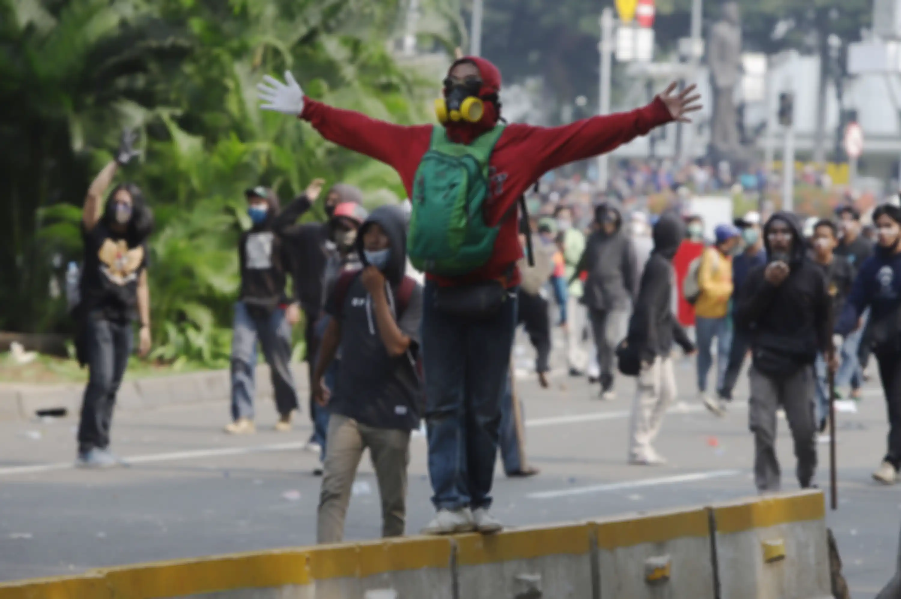 Pengunjukrasa yang berasal dari buruh, mahasiswa, dan pelajar terlibat bentrok dengan polisi saat unjuk rasa di sekitar Patung Kuda Jakarta, Kamis (8/10/2020). Mereka menuntut pemerintah untuk membatalkan UU Cipta Kerja yang dinilai memberatkan pekerja. TRIBUNNEWS/HERUDIN