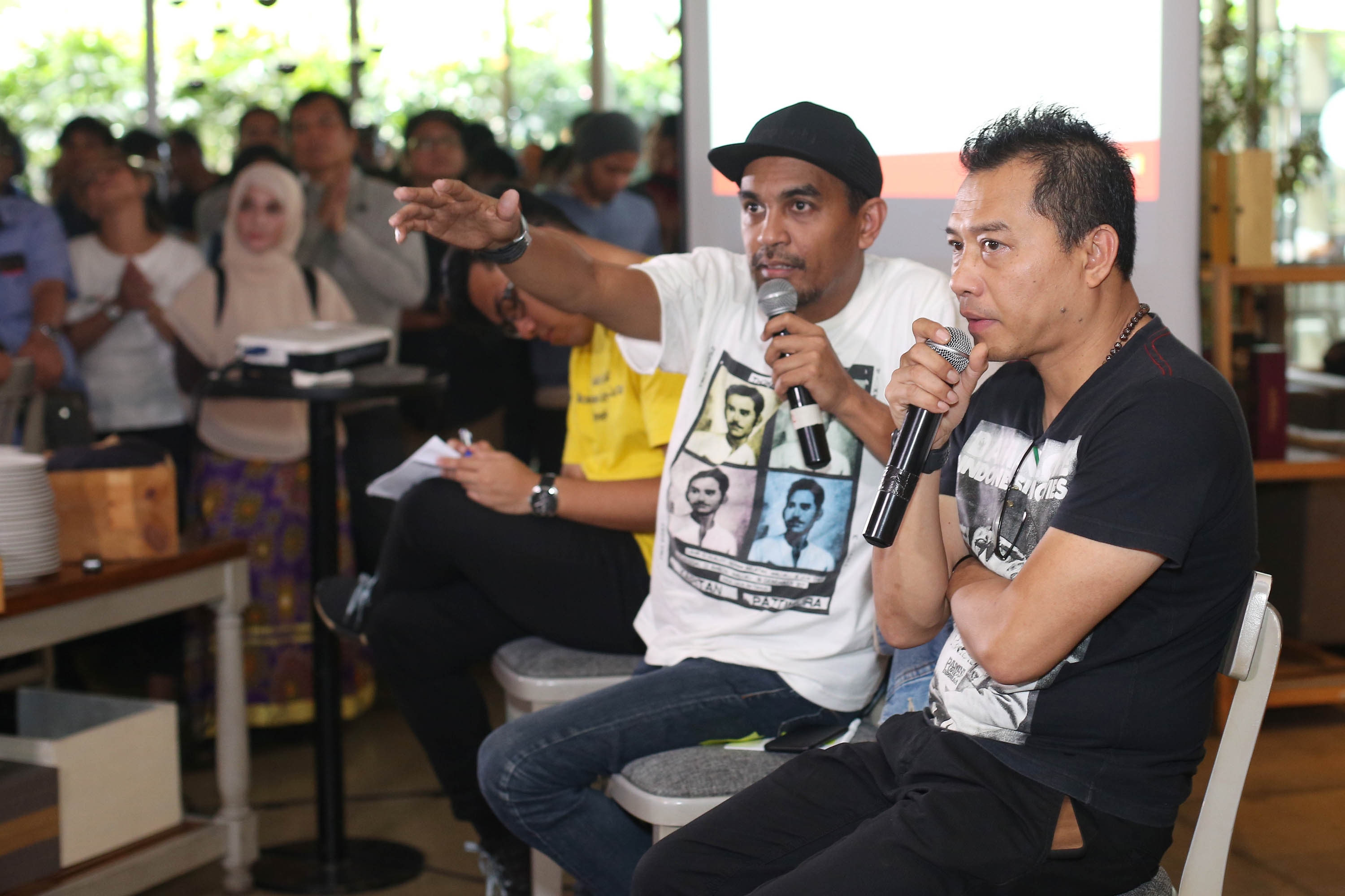 Musisi sekaligus anggota DPR Anang Hermansyah bersama penyanyi Glenn Fredly menghadiri diskusi terkait RUU Permusikan di Jakarta, Senin (4/2/2019). Sebelumnya, RUU Permusikan mendapat penolakan dari ratusan pelaku musik yang tergabung dalam Koalisi Nasional Tolak RUU Permusikan karena RUU tersebut d
