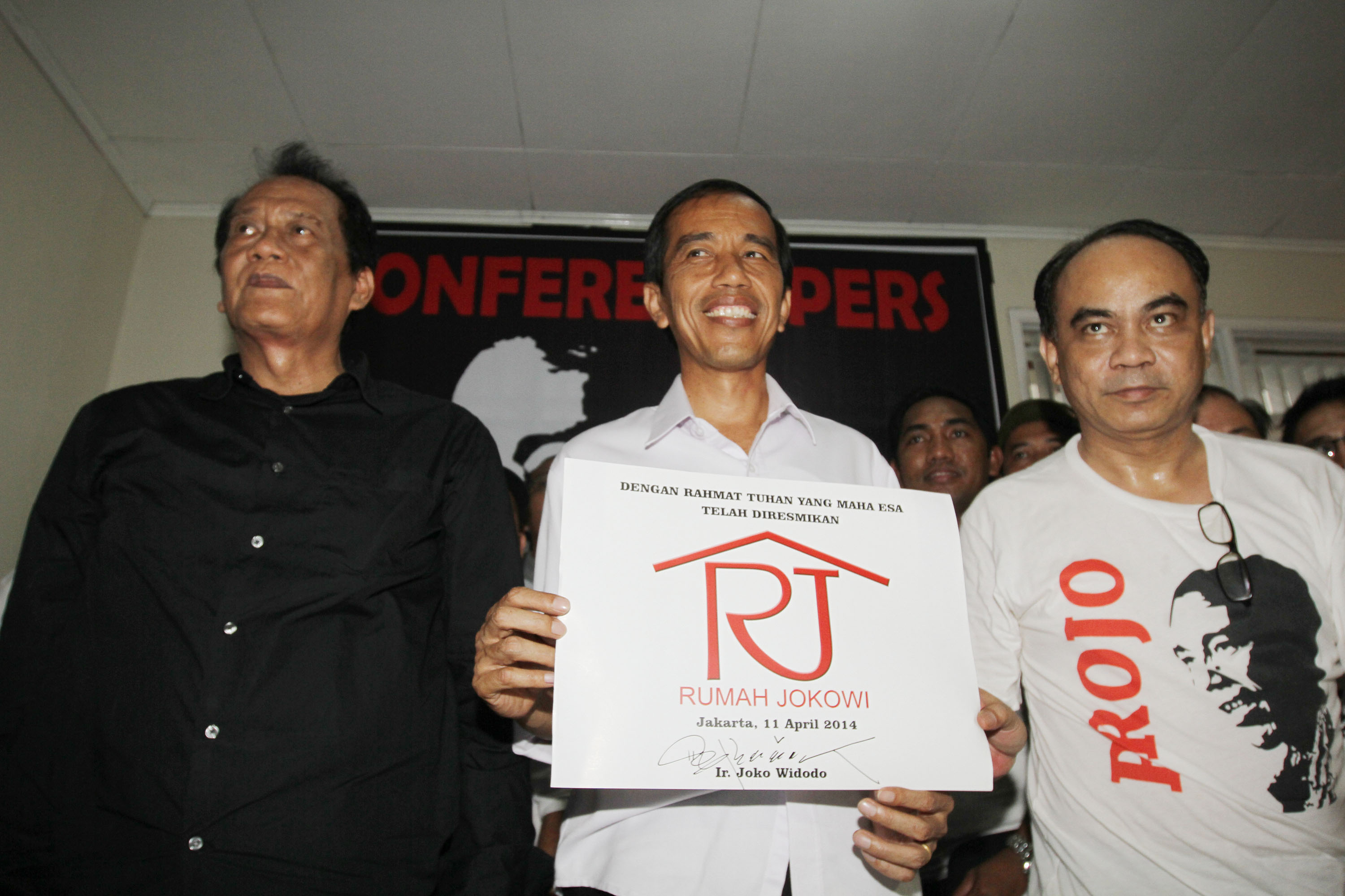Calon Presiden dari Partai Demokrasi Indonesia Perjuangan (PDIP), Joko Widodo atau Jokowi (tengah) menghadiri acara jumpa pers posko relawan Pro Jokowi (Projo) di kawasan Pancoran, Jakarta Selatan, Jumat (11/4/2014). Selain bertemu dengan relawan pemenangan, Jokowi juga meresmikan Rumah Jokowi. TRIB