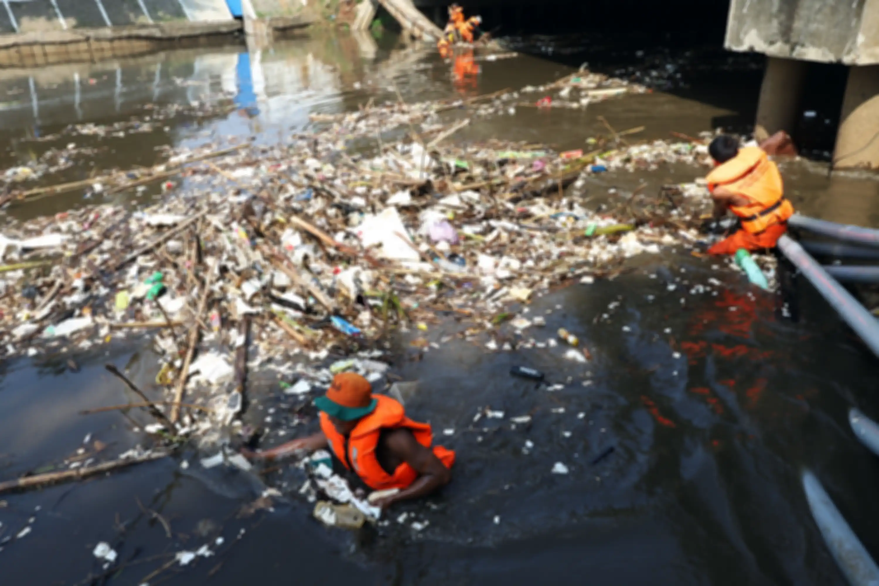 Petugas Badan Air Dinas Lingkungan Hidup Provinsi DKI Jakarta saat membersihkan tumpukkan sampah yan