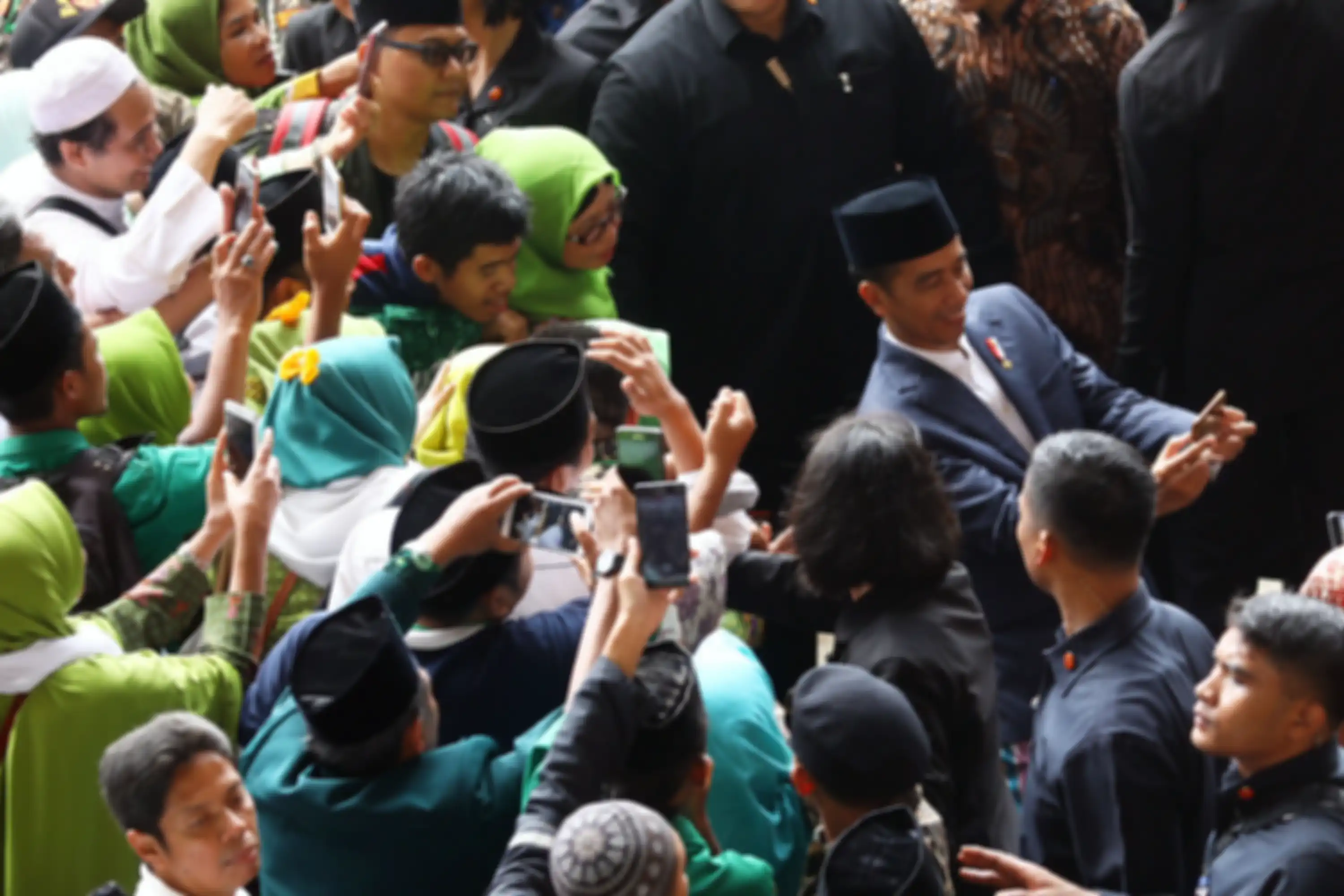 Presiden Joko Widodo berswafoto usai menghadiri Harlah ke 73 Muslimat NU, doa bersama untuk keselamatan bangsa dan maulidurrasul, di Stadion Utama Gelora Bung Karno, Senayan, Jakarta, Minggu (27/1/2019). Acara tersebut mengangkat tema Khidmah Muslimat NU, Jaga Aswaja, Teguhkan Bangsa. TRIBUNNEWS/I
