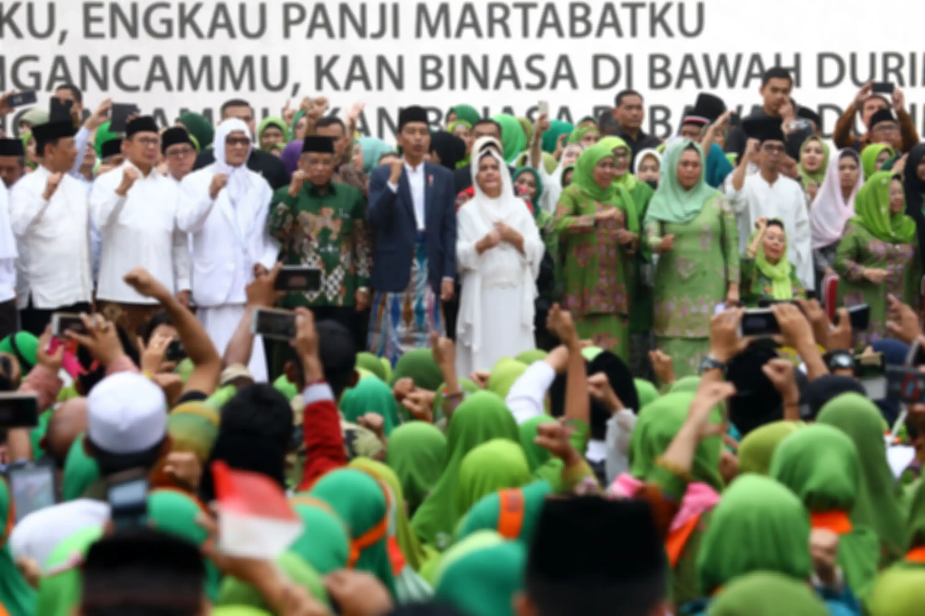 Presiden Joko Widodo (kelima kiri) didampingi Ibu Negara Iriana Joko Widodo (kelima kanan), Ketua Umum PBNU Said Aqil Siroj (keempat kiri), Ketua Muslimat Nahdatul Ulama Kofifah Indar Parawansa (keempat kanan), Istri Presiden Keempat RI Abdurrahman Wahid, Ibu Sinta Nuriyah (kedua kanan), Ketua Pelak