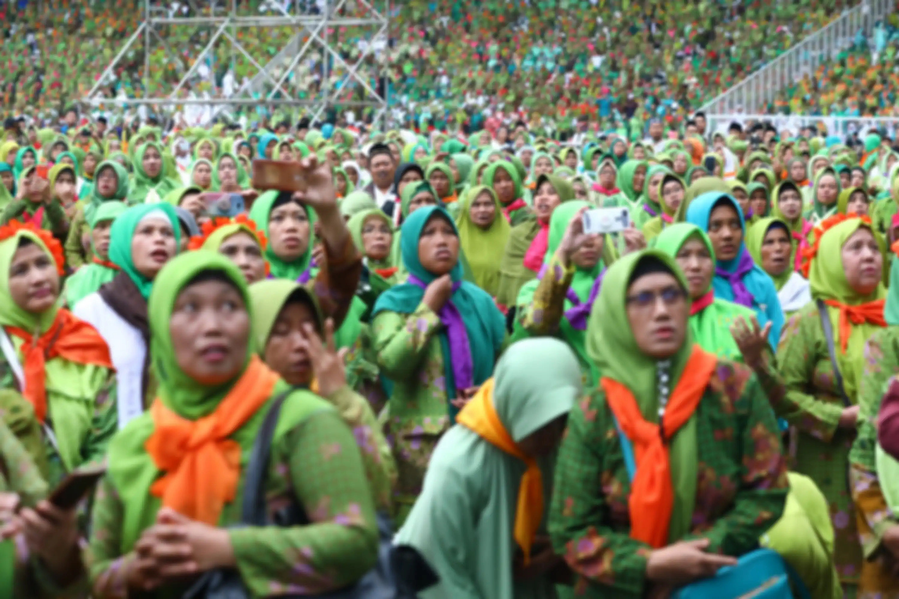 Peserta dari Muslimat NU mengikuti Harlah ke 73 Muslimat NU, doa bersama untuk keselamatan bangsa dan maulidurrasul, di Stadion Utama Gelora Bung Karno, Senayan, Jakarta, Minggu (27/1/2019). Acara tersebut mengangkat tema Khidmah Muslimat NU, Jaga Aswaja, Teguhkan Bangsa. TRIBUNNEWS/IRWAN RISMAWAN