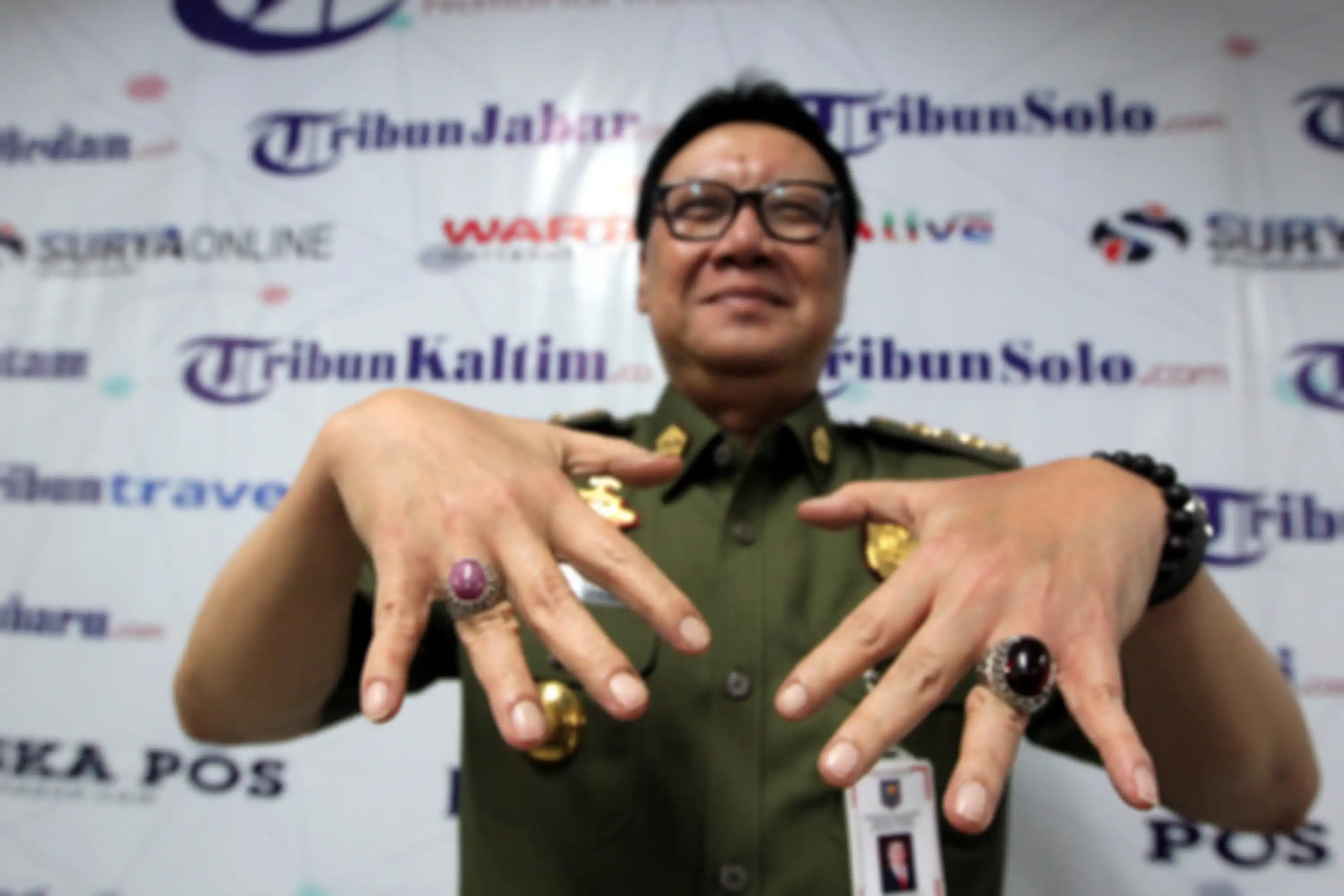 Menteri Dalam Negeri Tjahjo Kumolo menunjukan koleksi batu akiknya usai berbincang dengan awak redaksi Tribunnews.com di Kantor Redaksi Tribun Network, Palmerah, Jakarta, Rabu (30/1/2019). TRIBUNNEWS/DANY PERMANA