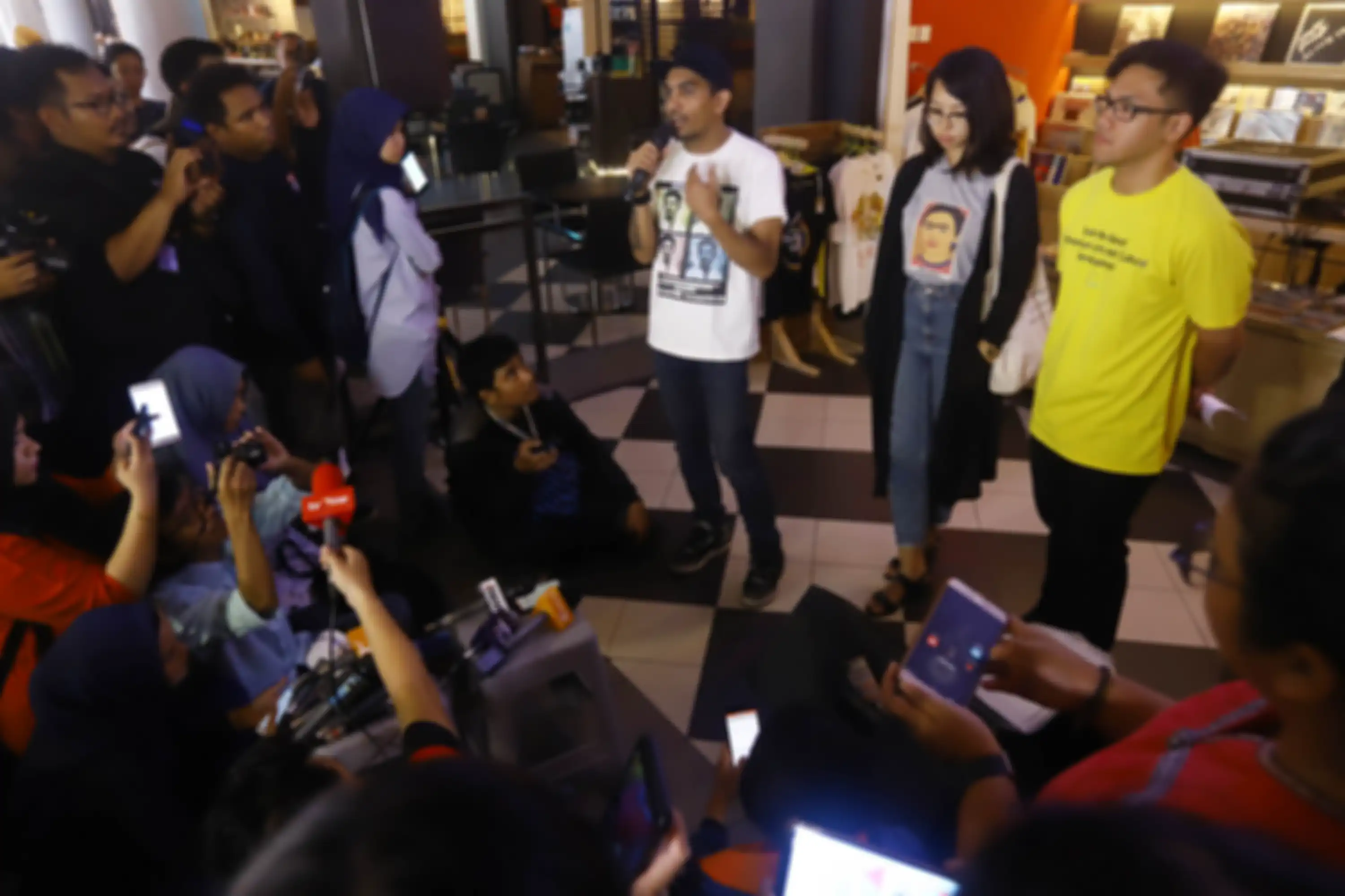 Penyanyi Glenn Fredly bersama sejumlah musisi menghadiri diskusi terkait RUU Permusikan di Jakarta, Senin (4/2/2019). Sebelumnya, RUU Permusikan mendapat penolakan dari ratusan pelaku musik yang tergabung dalam Koalisi Nasional Tolak RUU Permusikan karena RUU tersebut dinilai tidak memiliki urgensi 