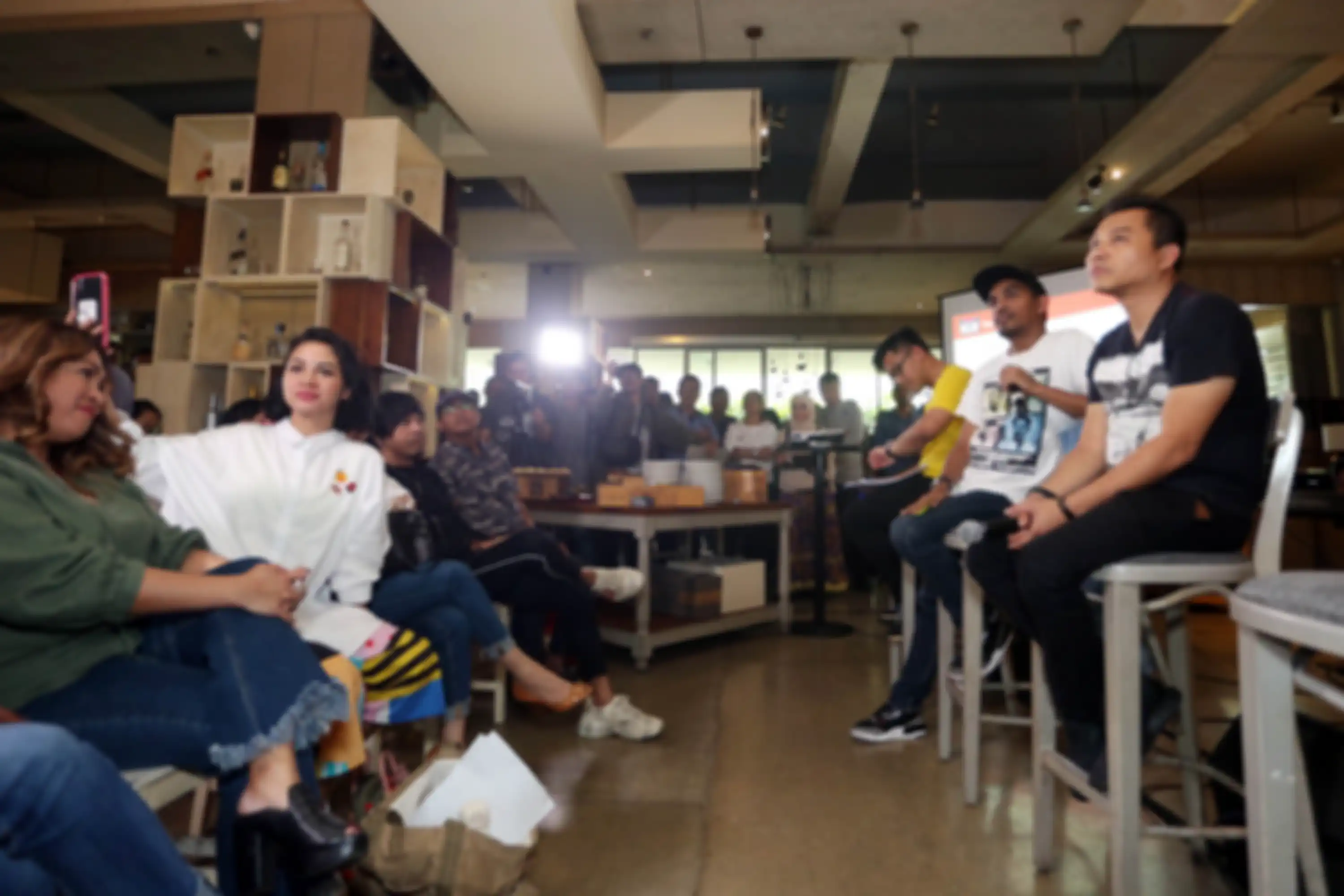 Musisi sekaligus anggota DPR Anang Hermansyah bersama penyanyi Glenn Fredly menghadiri diskusi terkait RUU Permusikan di Jakarta, Senin (4/2/2019). Sebelumnya, RUU Permusikan mendapat penolakan dari ratusan pelaku musik yang tergabung dalam Koalisi Nasional Tolak RUU Permusikan karena RUU tersebut d