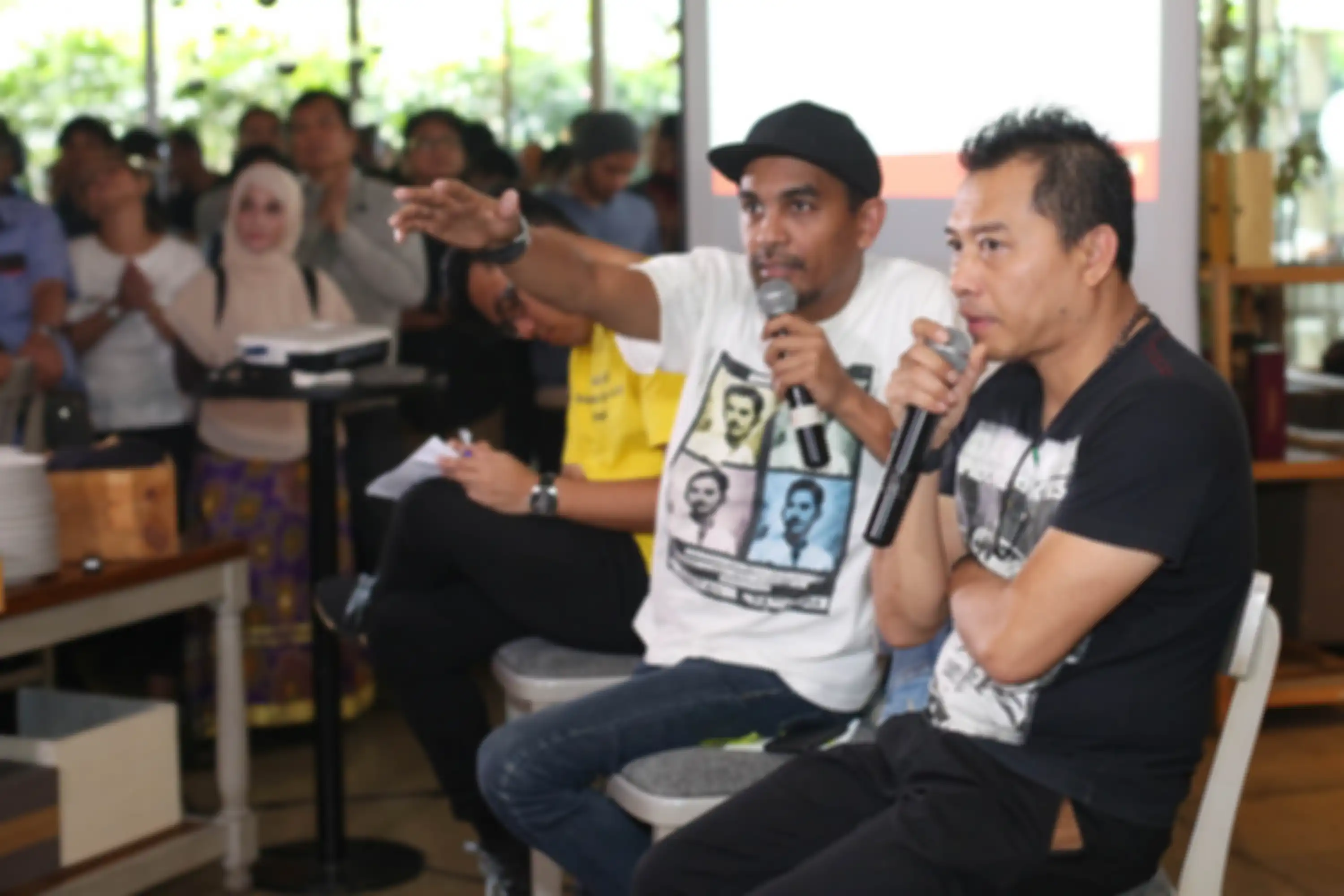 Musisi sekaligus anggota DPR Anang Hermansyah bersama penyanyi Glenn Fredly menghadiri diskusi terkait RUU Permusikan di Jakarta, Senin (4/2/2019). Sebelumnya, RUU Permusikan mendapat penolakan dari ratusan pelaku musik yang tergabung dalam Koalisi Nasional Tolak RUU Permusikan karena RUU tersebut d