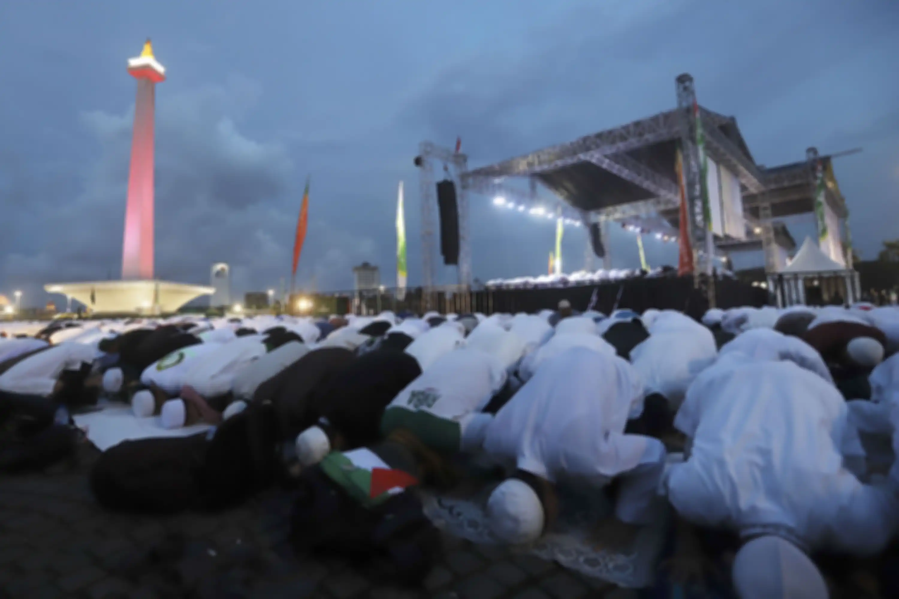 Jemaah Munajat 212 saat melaksanakan Salat Magrib di Monas, Jakarta Pusat, Kamis (21/2/2019). Kegiatan Munajat 212 dan zikir bersama tersebut bertujuan untuk mempererat persatuan semua elemen bangsa Indonesia. (Tribunnews/Jeprima)
