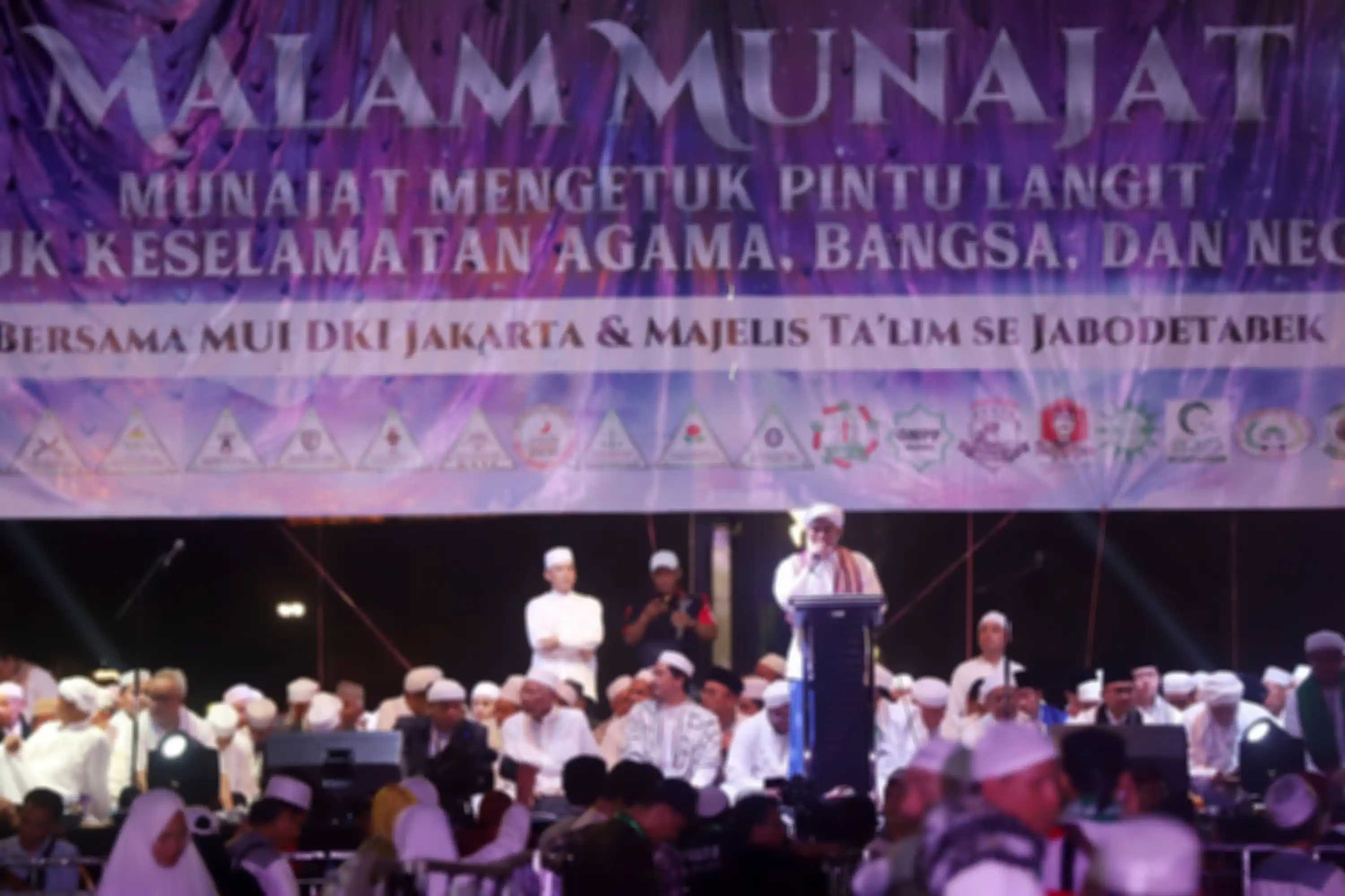 Jemaah Munajat 212 saat melaksanakan kegiatan sholawat dan dzikir nasional Aksi Malam Munajat 212 di Monas, Jakarta Pusat, Kamis (21/2/2019). Kegiatan Munajat 212 dan zikir bersama tersebut bertujuan untuk mempererat persatuan semua elemen bangsa Indonesia. (Tribunnews/Jeprima)