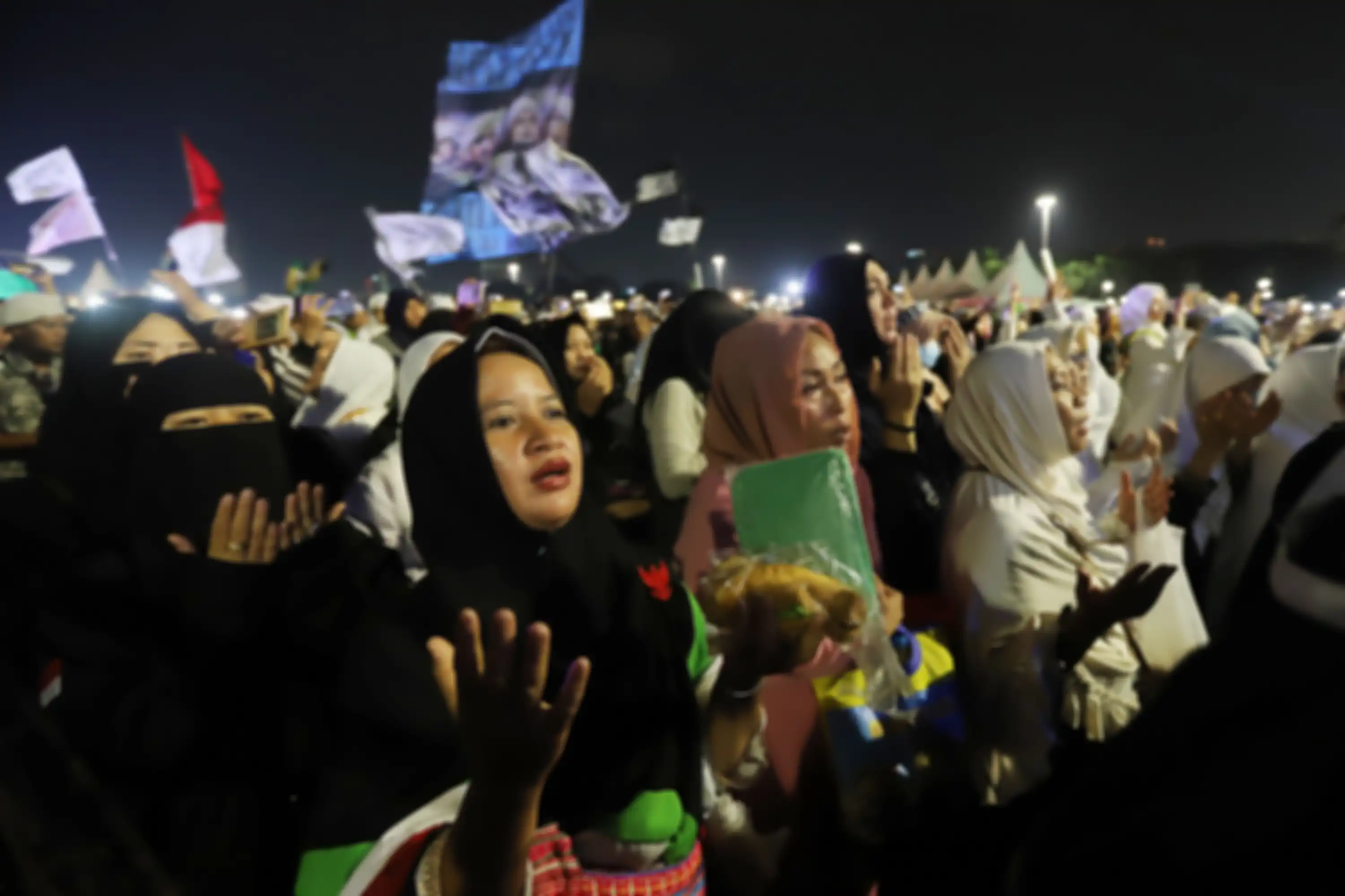 Jemaah Munajat 212 saat melaksanakan kegiatan sholawat dan dzikir nasional Aksi Malam Munajat 212 di Monas, Jakarta Pusat, Kamis (21/2/2019). Kegiatan Munajat 212 dan zikir bersama tersebut bertujuan untuk mempererat persatuan semua elemen bangsa Indonesia. (Tribunnews/Jeprima)