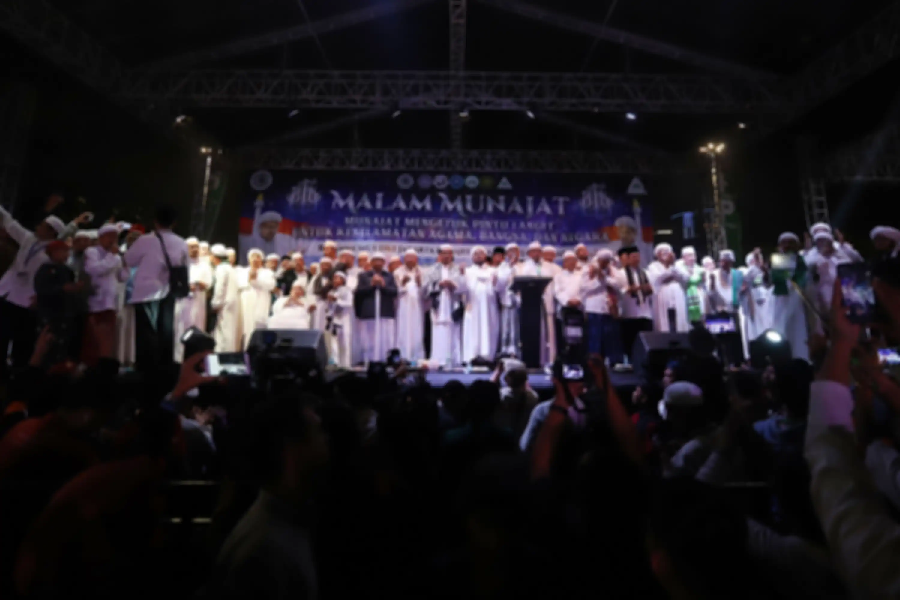 Jemaah Munajat 212 saat melaksanakan kegiatan sholawat dan dzikir nasional Aksi Malam Munajat 212 di Monas, Jakarta Pusat, Kamis (21/2/2019). Kegiatan Munajat 212 dan zikir bersama tersebut bertujuan untuk mempererat persatuan semua elemen bangsa Indonesia. (Tribunnews/Jeprima)