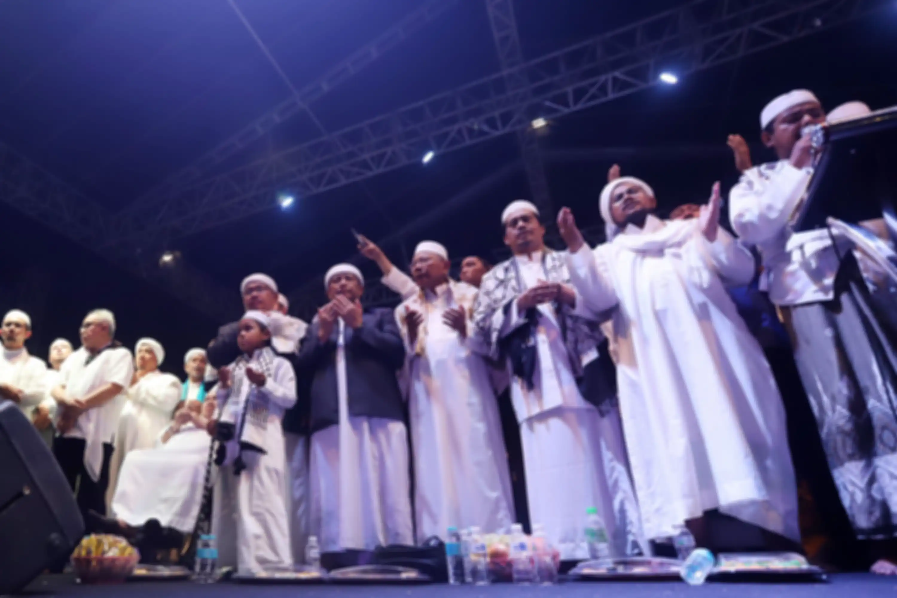 Jemaah Munajat 212 saat melaksanakan kegiatan sholawat dan dzikir nasional Aksi Malam Munajat 212 di Monas, Jakarta Pusat, Kamis (21/2/2019). Kegiatan Munajat 212 dan zikir bersama tersebut bertujuan untuk mempererat persatuan semua elemen bangsa Indonesia. (Tribunnews/Jeprima)