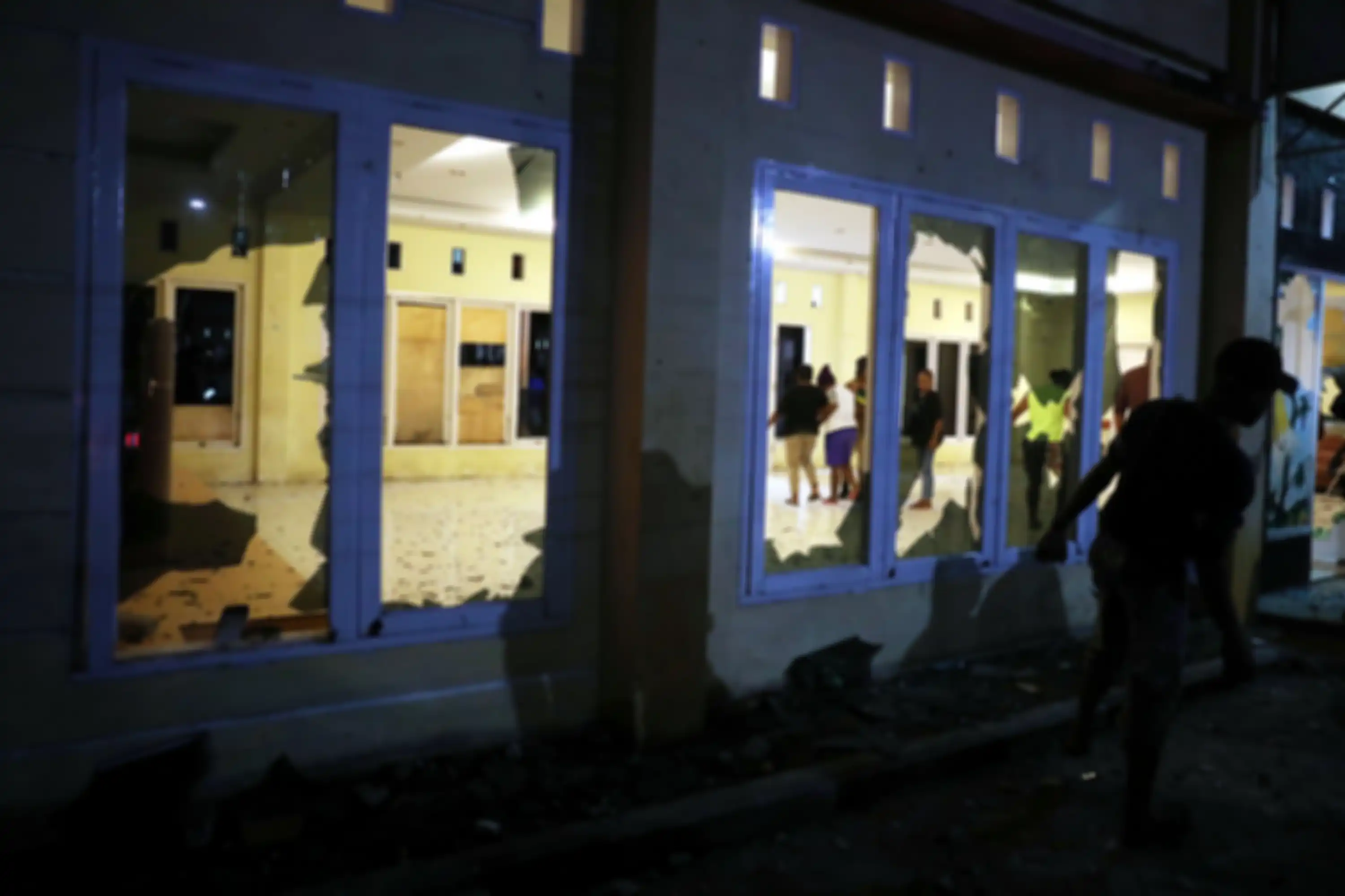 Suasana Asrama Mahasiswa Papua Cendrawasih IV Makassar pasca terjadi aksi saling lempar batu antara mahasiswa dan warga yang tidak dikenal di Jl Lanto Daeng Pasewang, Makassar, Senin (19/8/2019) malam. Serangan ini mengakibatkan kaca asrama tersebut rusak. Hingga saat ini belum ada keterangan resmi 