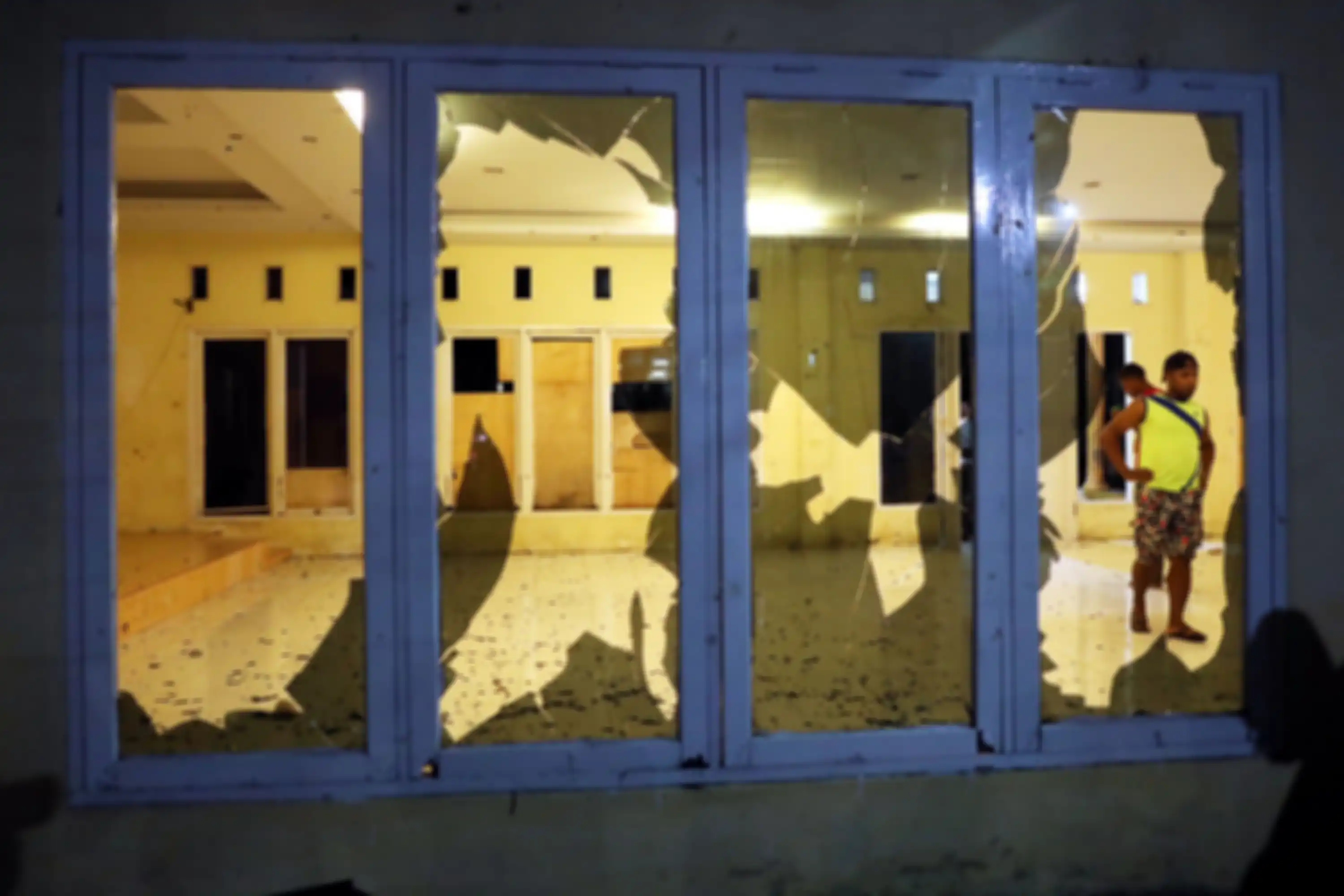 Suasana Asrama Mahasiswa Papua Cendrawasih IV Makassar pasca terjadi aksi saling lempar batu antara mahasiswa dan warga yang tidak dikenal di Jl Lanto Daeng Pasewang, Makassar, Senin (19/8/2019) malam. Serangan ini mengakibatkan kaca asrama tersebut rusak. Hingga saat ini belum ada keterangan resmi 