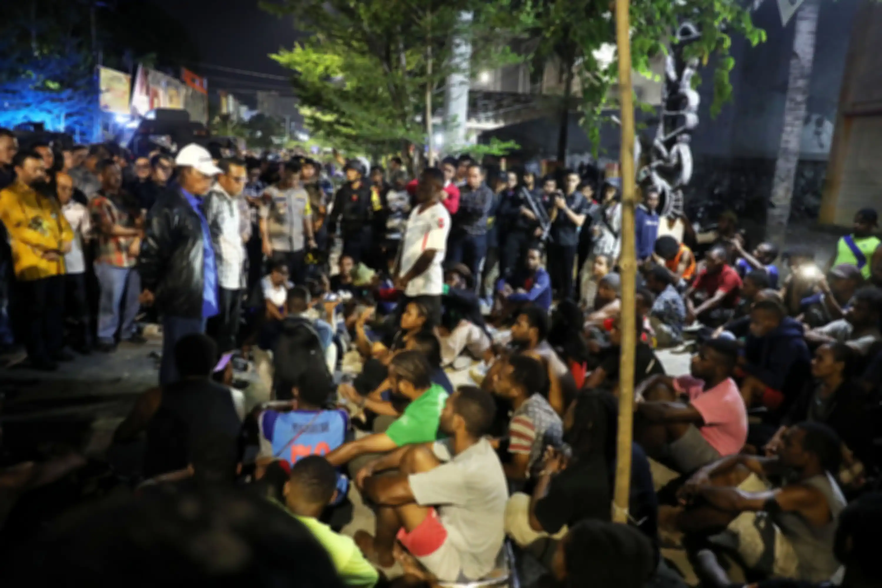 Sejumlah penghuni Asrama Mahasiswa Papua Cendrawasih IV Makassar berdialog dengan Gubernur Sulsel dan Wakapolda Sulsel pasca terjadi aksi saling lempar batu antara mahasiswa dan warga yang tidak dikenal di Jl Lanto Daeng Pasewang, Makassar, Senin (19/8/2019) malam. Serangan ini mengakibatkan kaca as