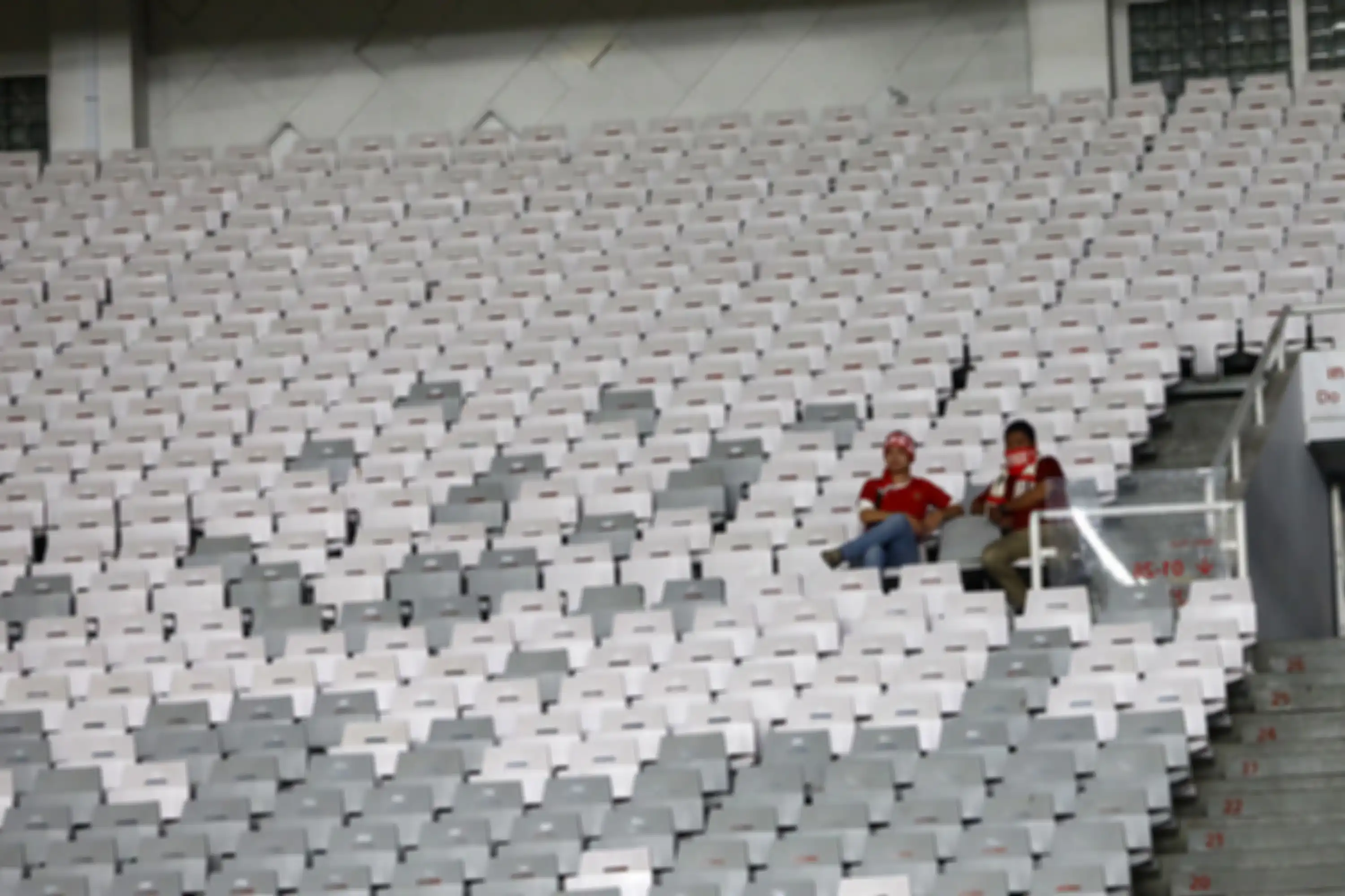 Suasana suporter Indonesia saat Timnas Indonesia melawan Timnas Thailand pada ajang Kualifikasi Piala Dunia Qatar 2022 di Stadion Utama Gelora Bung Karno (SUGBK), Senayan, Jakarta Pusat, Selasa (10/9/2019). Pada pertandingan tersebut Timnas Indonesia kalah telak 0-3 dari Thailand. Tribunnews/Irwan R