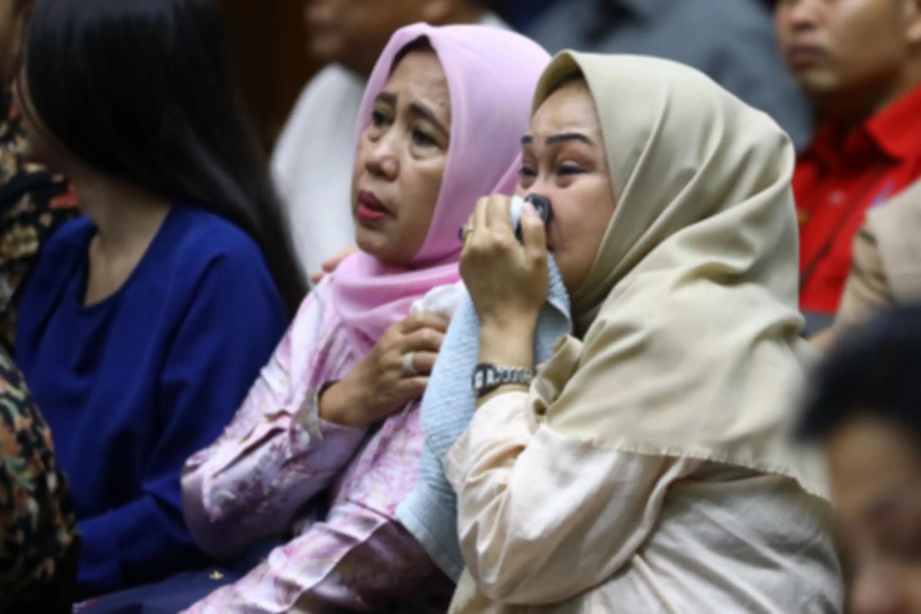 Kerabat Mantan Dirut PLN, Sofyan Basir menghadiri sidang pembacaan putusan di Pengadilan Tipikor, Jakarta Pusat, Senin (4/11/2019). Majelis hakim memvonis bebas Sofyan Basir terkait kasus proyek Pembangkit Listrik Tenaga Uap (PLTU) Riau-1. Tribunnews/Irwan Rismawan