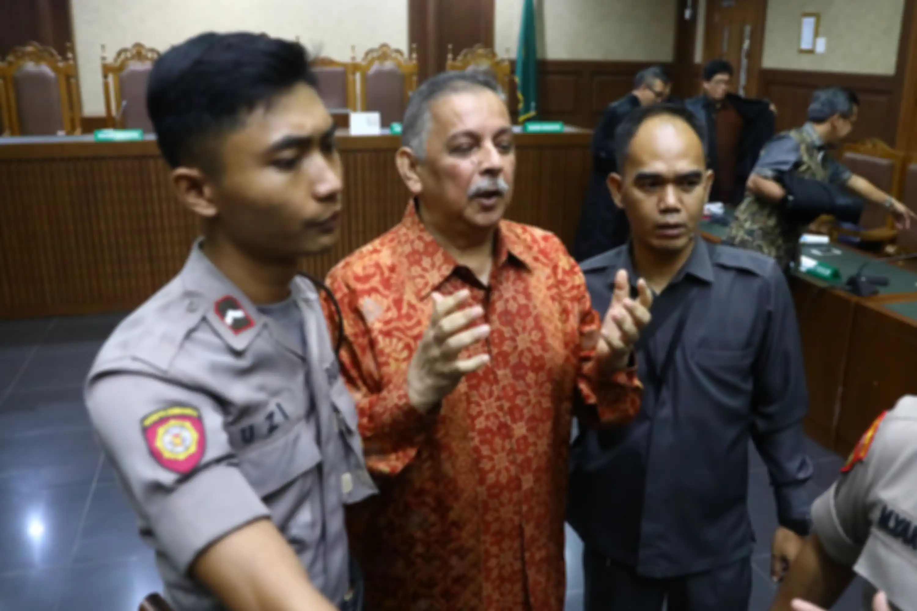 Mantan Dirut PLN, Sofyan Basir meninggalkan ruang sidang usai pembacaan putusan di Pengadilan Tipikor, Jakarta Pusat, Senin (4/11/2019). Majelis hakim memvonis bebas Sofyan Basir terkait kasus proyek Pembangkit Listrik Tenaga Uap (PLTU) Riau-1. Tribunnews/Irwan Rismawan
