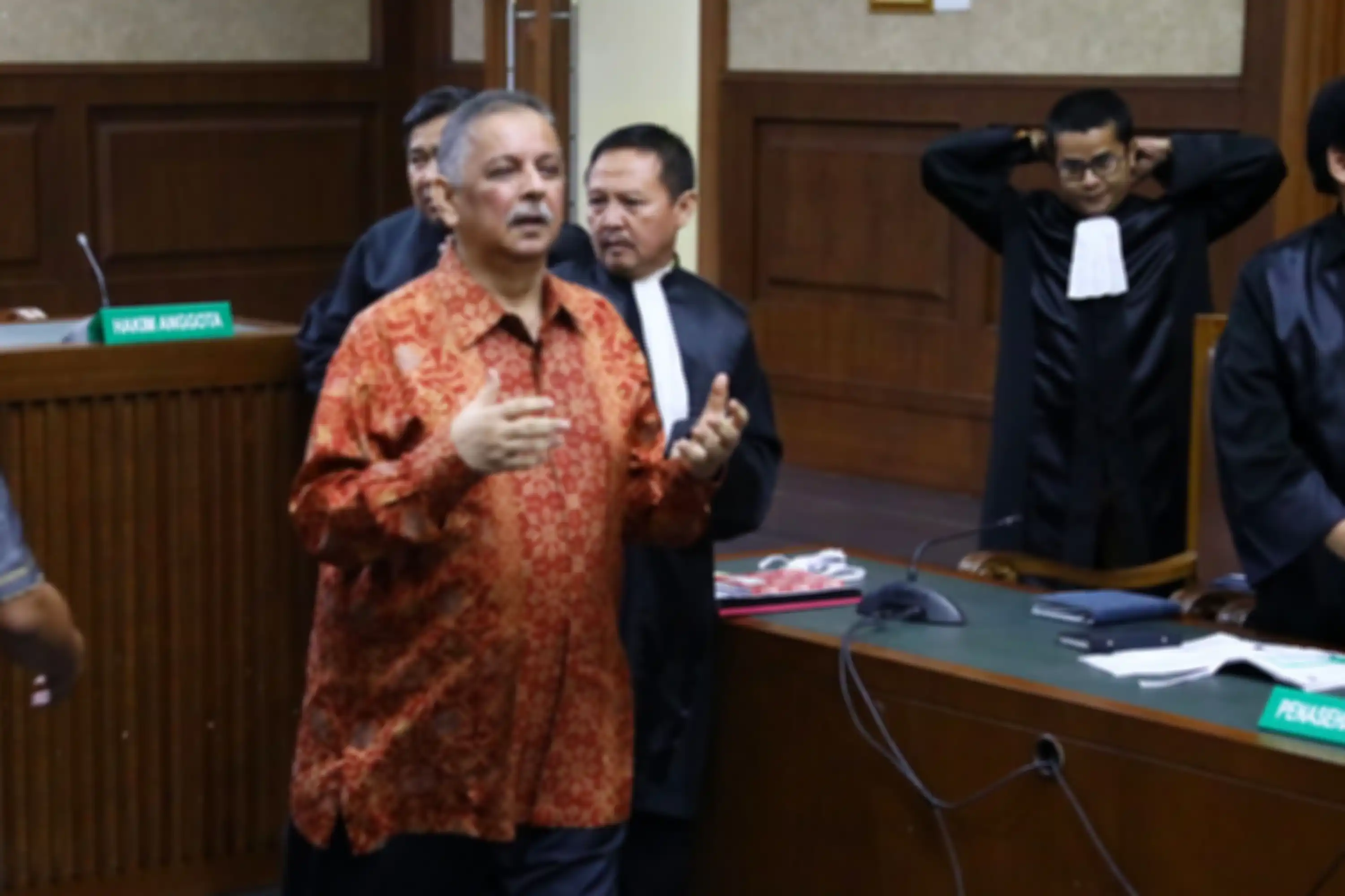 Mantan Dirut PLN, Sofyan Basir meninggalkan ruang sidang usai pembacaan putusan di Pengadilan Tipikor, Jakarta Pusat, Senin (4/11/2019). Majelis hakim memvonis bebas Sofyan Basir terkait kasus proyek Pembangkit Listrik Tenaga Uap (PLTU) Riau-1. Tribunnews/Irwan Rismawan