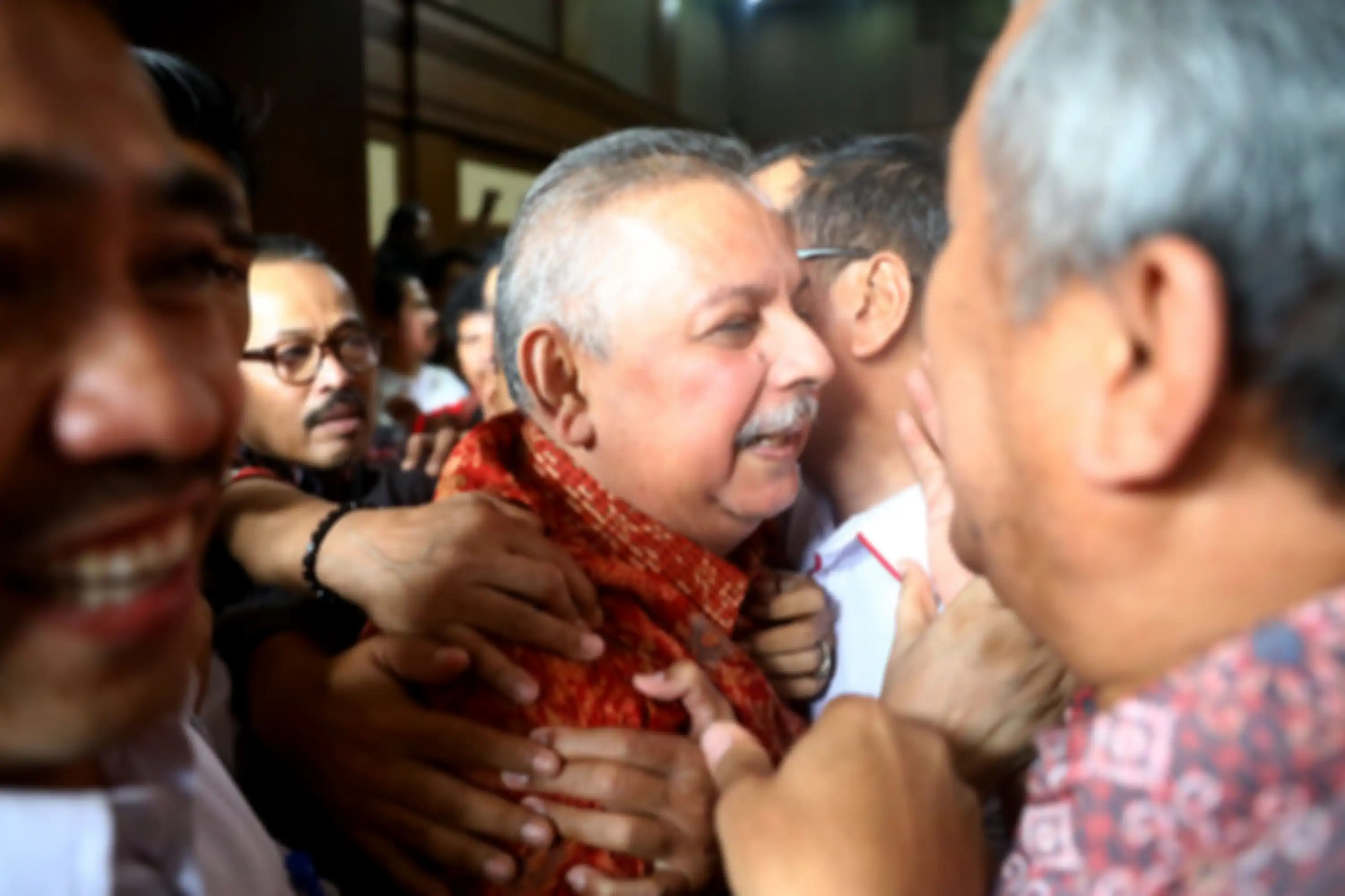 Mantan Dirut PLN, Sofyan Basir memeluk kerabat saat meninggalkan ruang sidang usai pembacaan putusan di Pengadilan Tipikor, Jakarta Pusat, Senin (4/11/2019). Majelis hakim memvonis bebas Sofyan Basir terkait kasus proyek Pembangkit Listrik Tenaga Uap (PLTU) Riau-1. Tribunnews/Irwan Rismawan