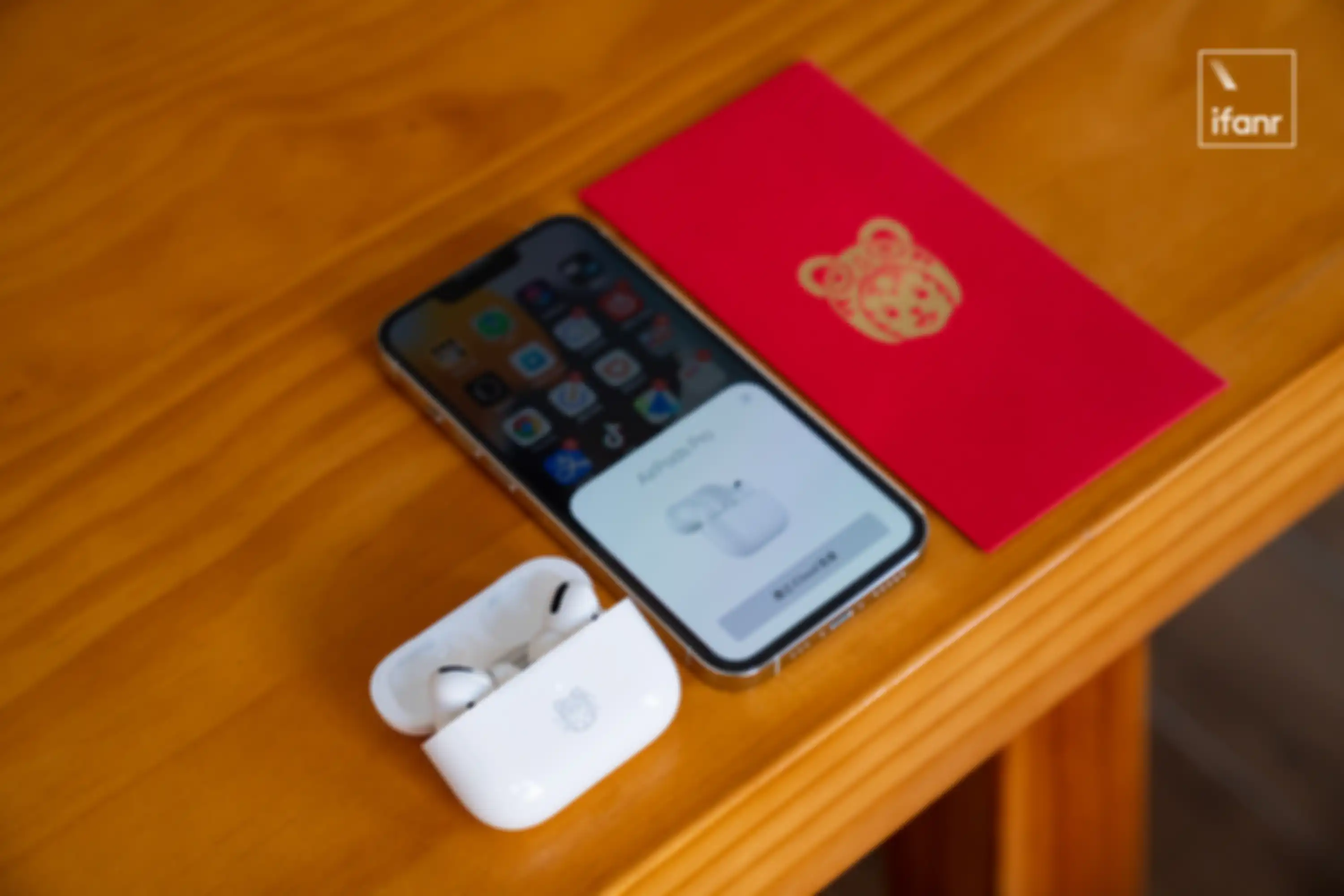 AirPods Pro edisi spesial tahun baru Cina