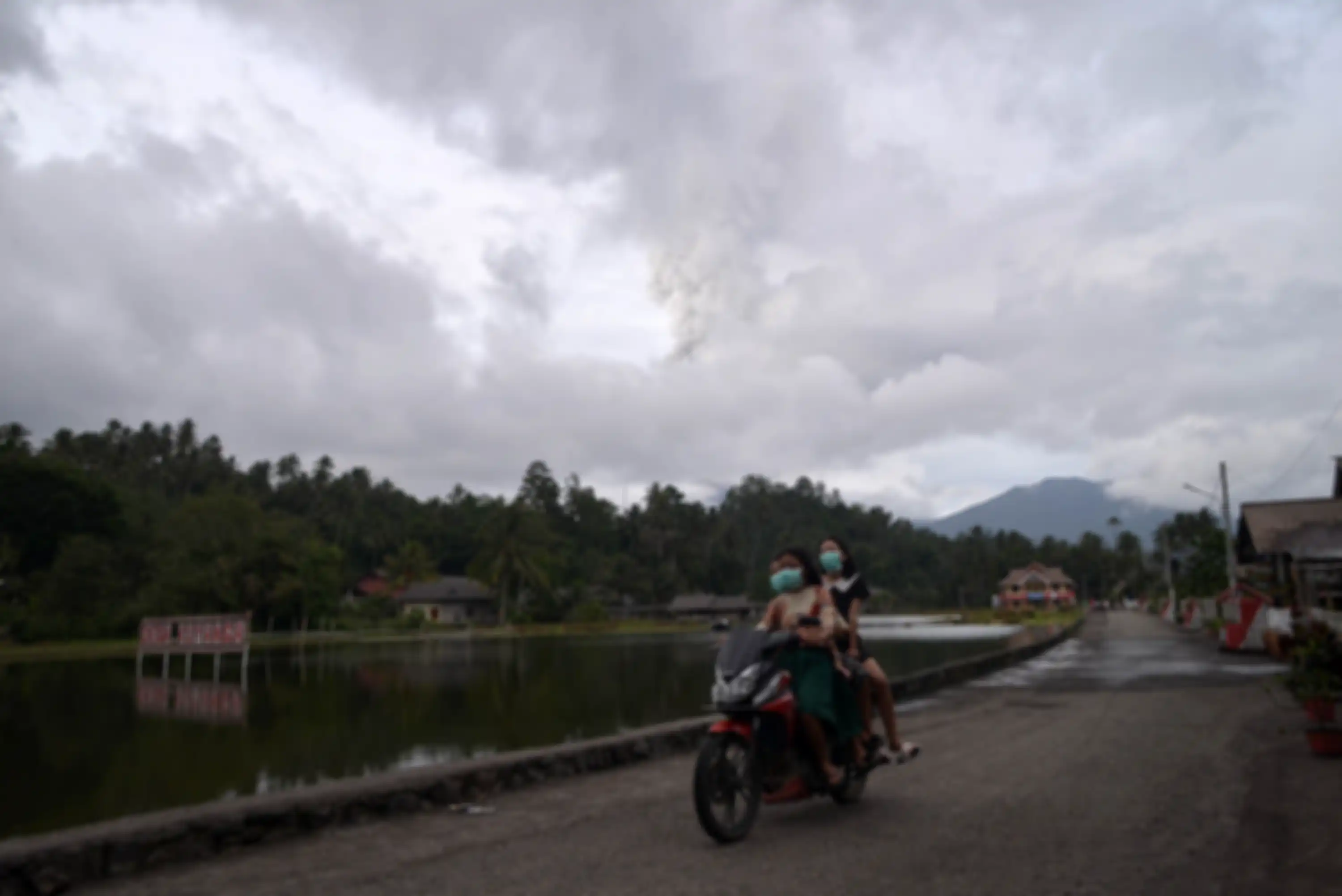 Kendaraan roda empat dan roda dua tampak terdampak debu vulkank hasil erupsi Gunung Soputan di Desa 