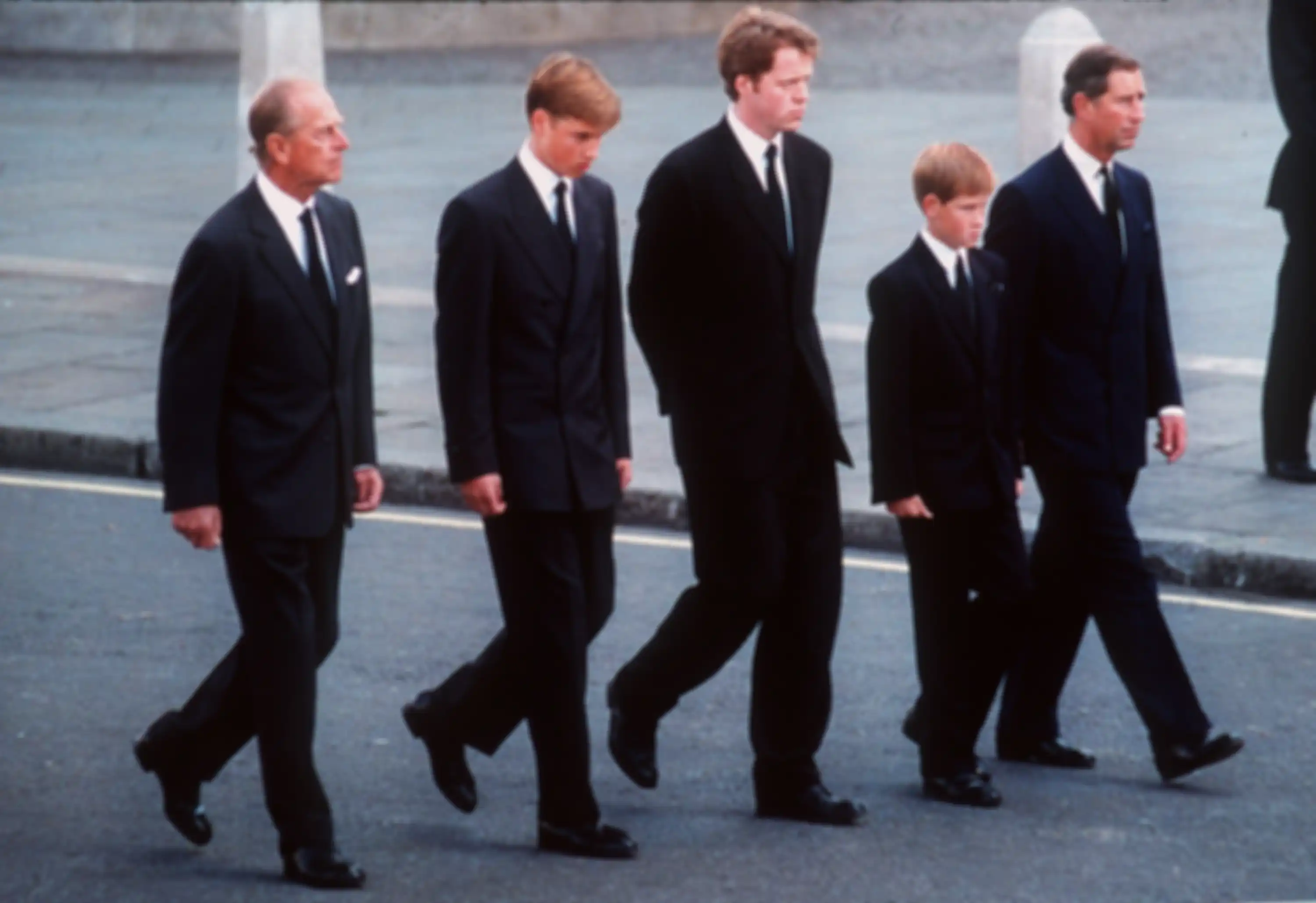 Pangeran Philip ikut berjalan di samping Pangeran William dan Pangeran Harry saat pemakaman Putri Diana.