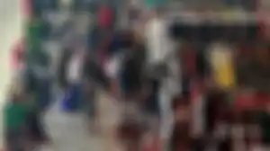 Foto kerumunan Pasar Tanah Abang, Jakarta Pusat, pada Sabtu (1/5/2021). Warga berbondong-bondong belanja jelang Hari Raya Idul Fitri.