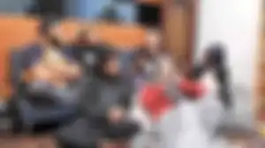 Foto tim editor Bapau tinggal kenangan. Baim Wong menyentil mantan karyawan yang kepergok selingkuh usai ditraktir belanja di Eropa. 