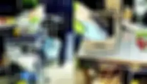 Meja dibuat beroda agar fleksibel dipindah-pindah.