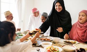 5 Arti Mimpi Buka Puasa dengan Orang Tua di Kampung, Pertanda Adanya Kerinduan dan Ketenangan Batin