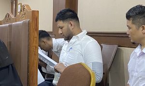 Sidang Ammar Zoni Kembali Digelar, Tasbih Tetap Dalam Genggaman Tangan