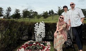 BCL Ziarah ke Makam Ashraf Sinclair Jelang Ramadan, Tiko Aryawardhana Setia Dampingi