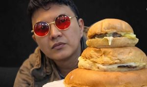 Aldi&rsquo;s Burger Viral, Pembeli Diduga Disiram Air oleh Tetangga Kedai Aldi Taher, Warga Terganggu?