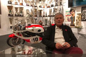 Giacomo Agostini Bicara Soal Marc Marquez dan Valentino Rossi, Akui The Baby Alien Bikin Orang Bersemangat