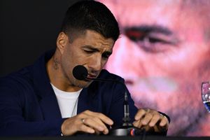 Luis Suarez Digeruduk Suporter Barcelona Usai Traktir Para Pemain Atletico Madrid Makan Malam Gratis