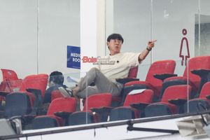 Shin Tae-yong Tonton Langsung Duel Asnawi Mangkualam Vs Pratama Arhan di Thailand