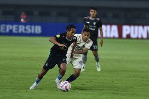 Hasil Liga 1 - Diwarnai Kartu Merah, Persib Bandung Hajar 10 Pemain Persita dan Makin Lengket Tempel Persebaya