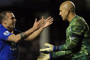 SEJARAH HARI INI - Eks Kiper Man United Malah Tidak Senang setelah Cetak Gol Terjauh Kedua di Premier League